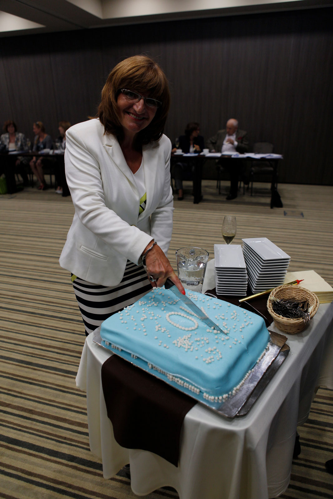 Ing. Marta Strapková, predsedníčka Združenia EPS SR, krája tortu na počesť 10. výročia združenia.