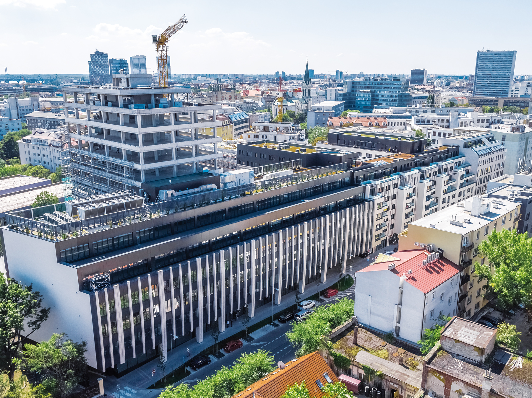 Pohľad z drona na celkový objekt Blumental Offices na Mýtnej ulici, za stavbou je výstavba II.  etapy