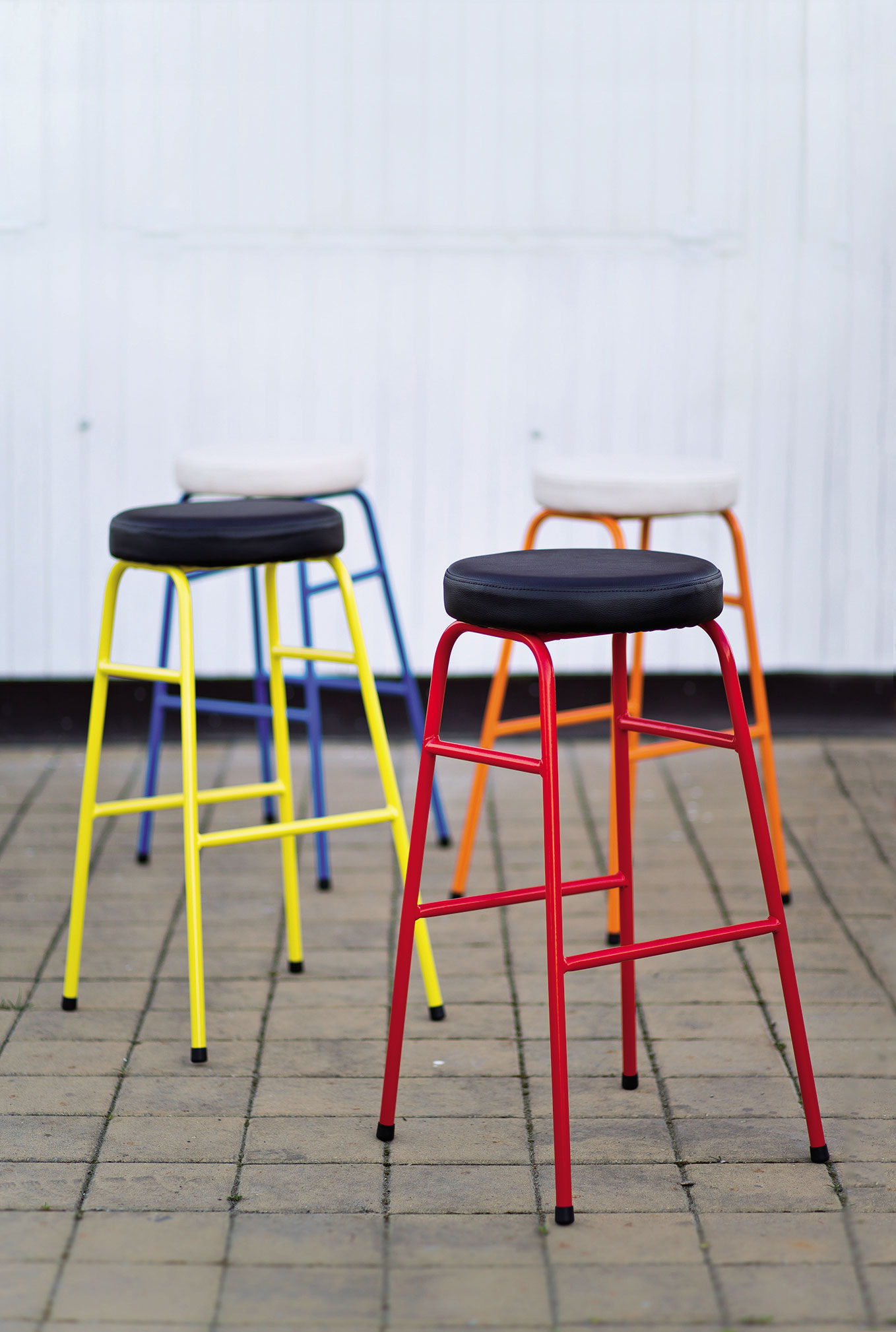 Dizajn barových stoličiek s názvom Stará škola, 2014; dizajn: Michal Staško, výrobca: K-Ten Turzovka, s. r. o.
