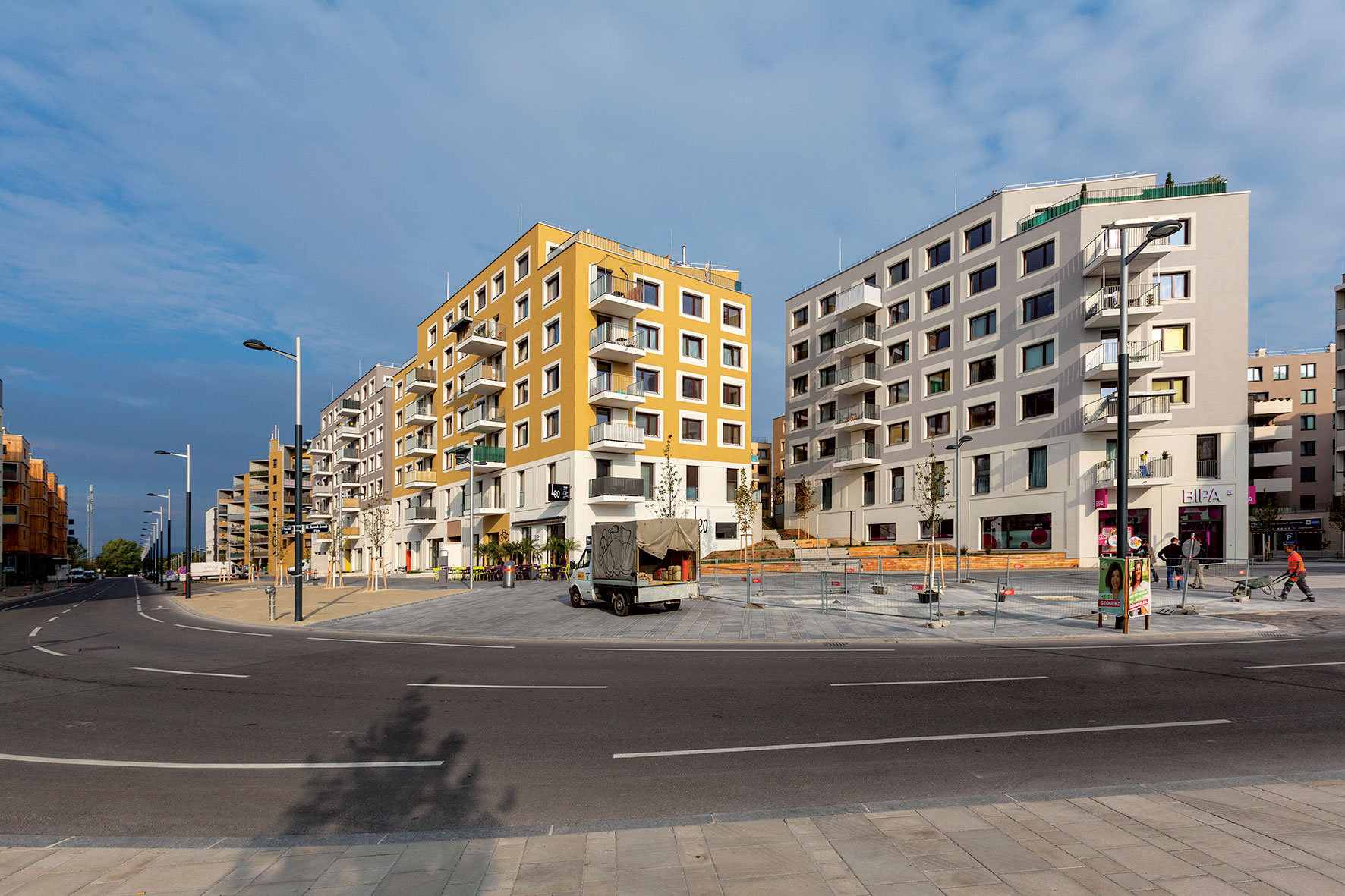Spolupráca tímu spoločnosti Arge DELTA ako generálneho projektanta s architektonickou kanceláriou AllesWirdGut priniesla na stavebnej parcele D9 päť objektov so 170 bytmi a 7 obchodmi.