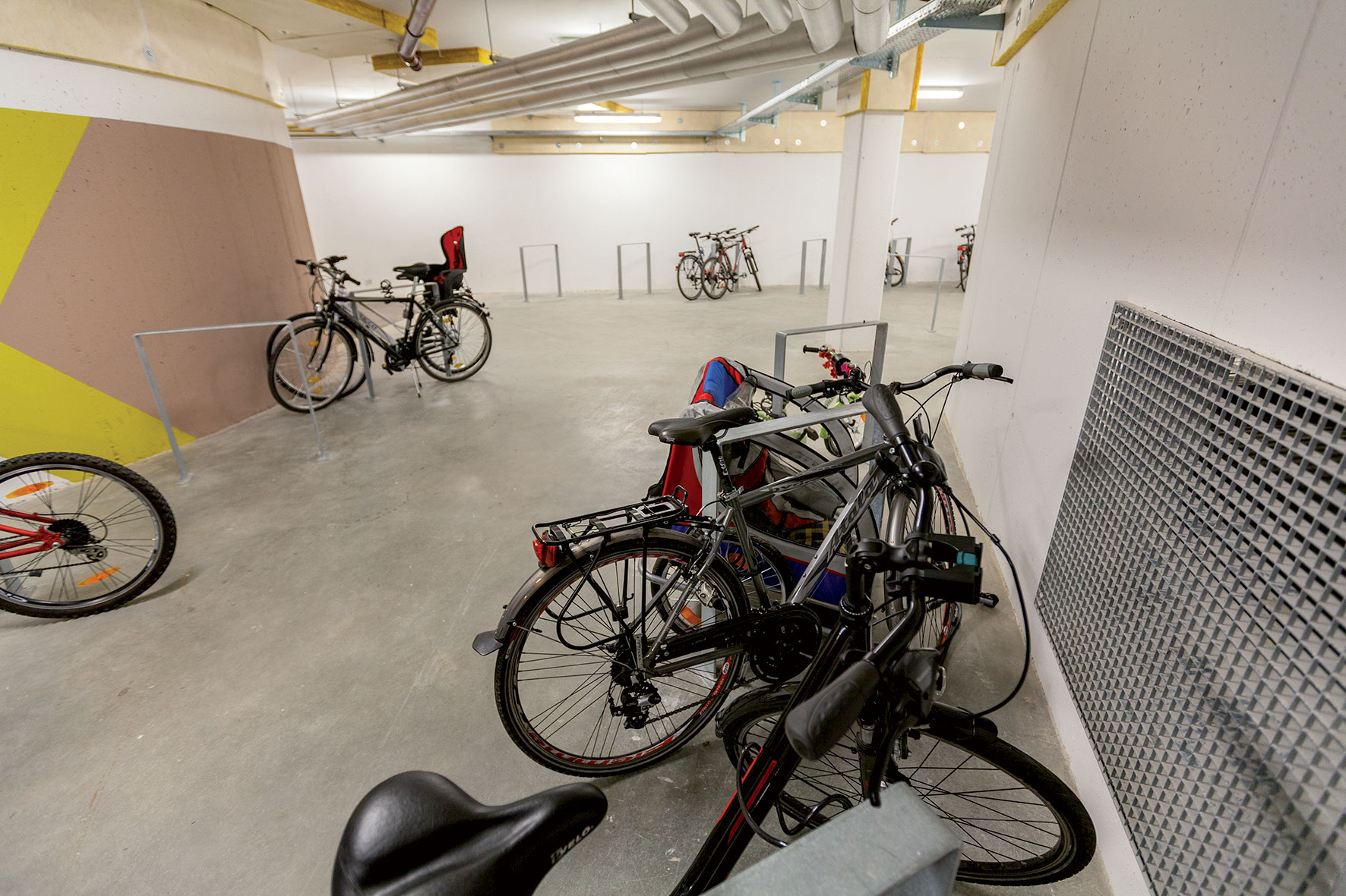 V priestoroch garáží pod bytovými domami nie sú miesta pre autá, ale pre bicykle. Zmestí sa ich tu 250 a sú prepojené chodbou. Vo Viedni platí nová norma, že keď sa navrhne 6 miest na bicykle, ušetrí sa jedno parkovné miesto na auto.