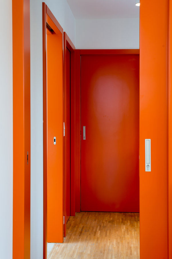V interiéri dominuje oranžová farba.