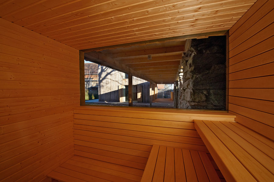 Drevo sa využilo aj na stavbu sauny na prízemí.