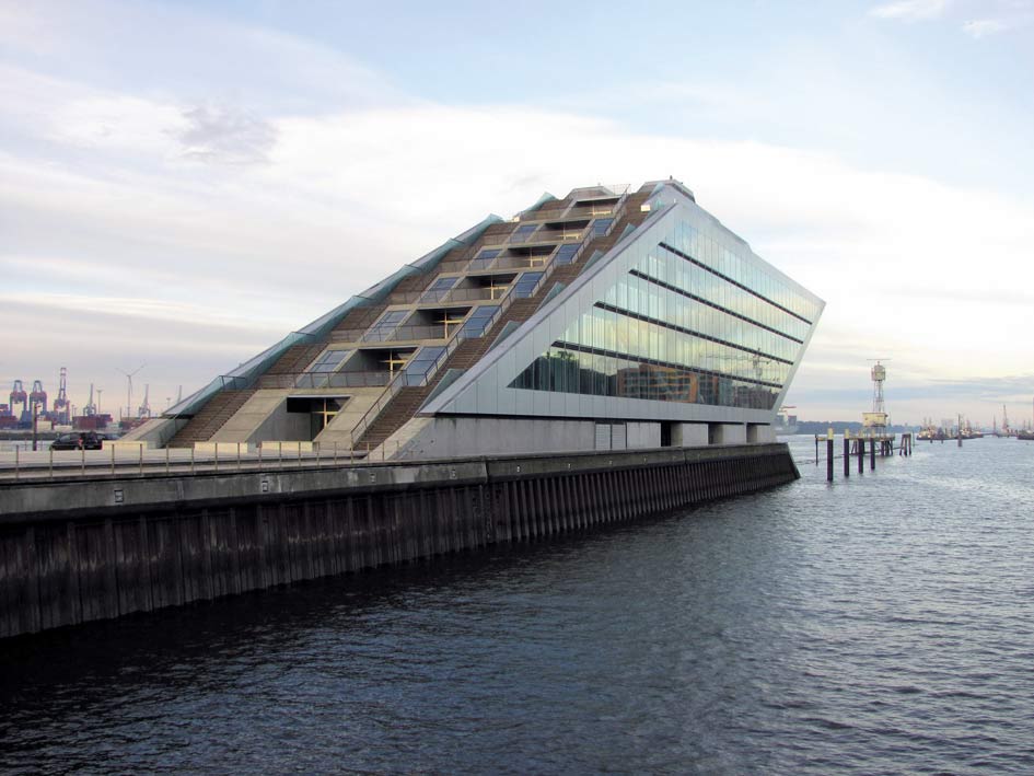 Administratívna budova v dokoch v Hamburgu, autori BRTArchitekten, foto: Pisarčík