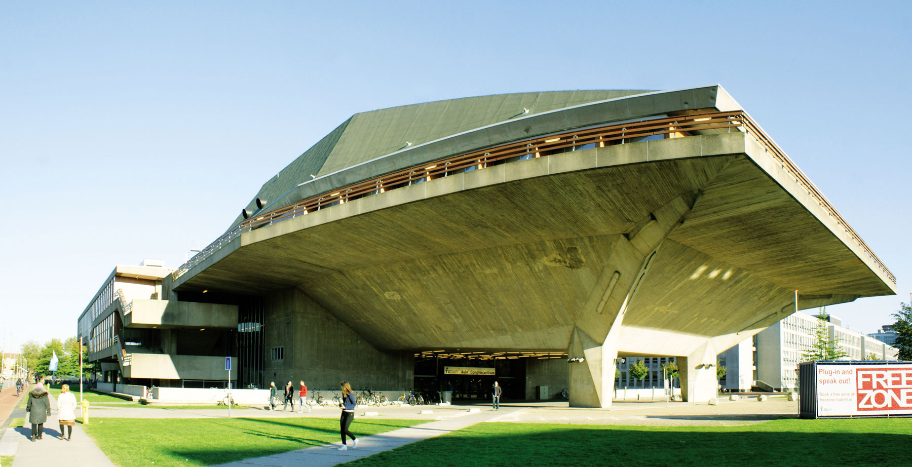 Auditórium Technickej univerzity Pôsobenie brutalistického diela architektov Jaapa Bakemu a Johannesa van den Broeka umocňuje zvolená materialita pohľadového betónu. V interiéri nás atmosféra vracia v čase do 60. rokov. V pôvodnom projekte patril k objektu aj administratívny vežiak, ktorý sa však nikdy nezrealizoval. Foto: Adam Fabo