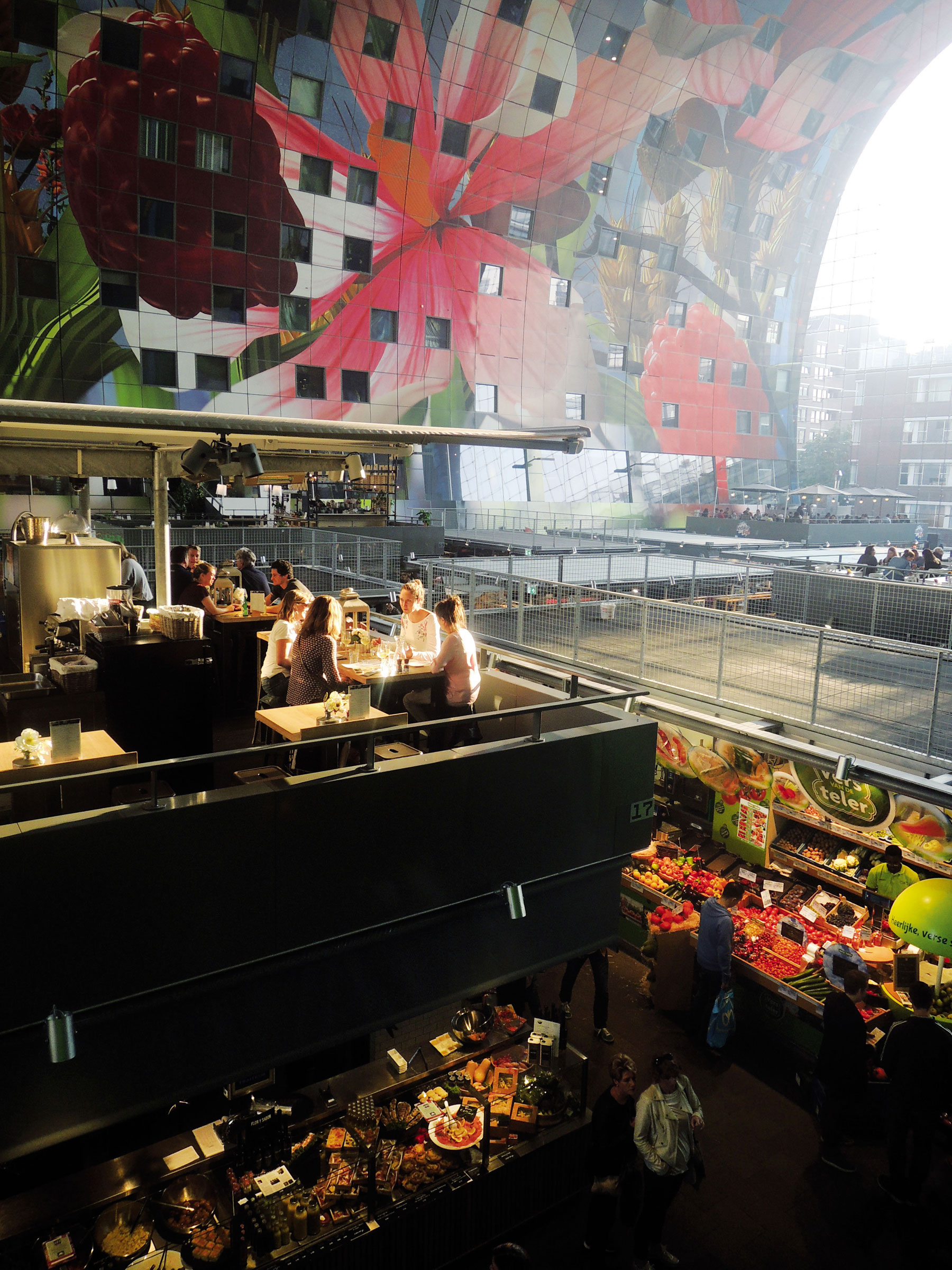 Mestská tržnica Naším hlavným záujmom v Rotterdame bola mestská tržnica ambicióznej koncepcie z architektonického štúdia MVRDV. Spojenie tržnice s rezidenčnou náplňou v podobe 228 bytov vzniklo vplyvom pripravovaných hygienických noriem. Tie mali niektorým trhovým predajcom predpisovať zastrešenie, no nakoniec sa zámer neuskutočnil. V neobyčajnom monumentálnom vnútornom priestore sa uplatnila kedysi tradičná výzdoba stropu, no s použitím dnešných umeleckých techník.  Foto: Marek Peťovský