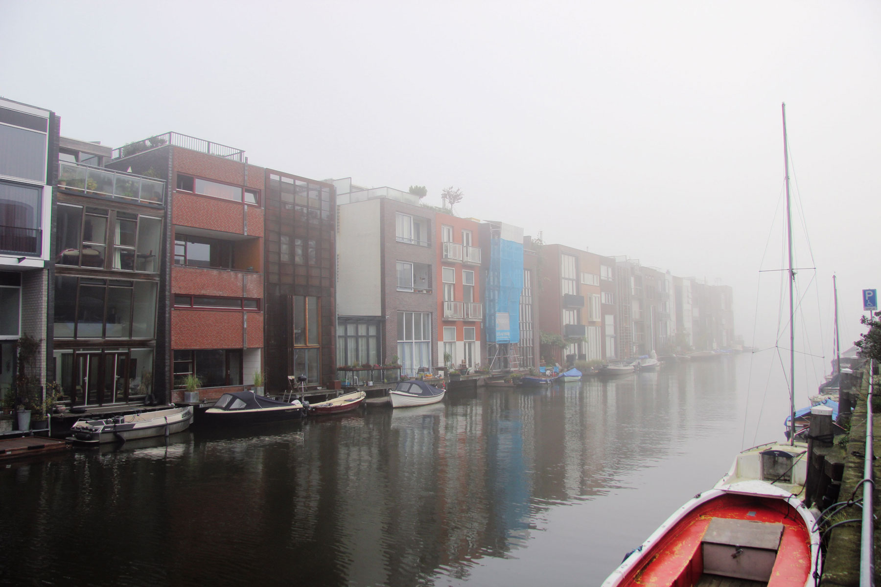 Borneo Sporenburg Sprievodný výklad slovenskej architektky žijúcej v Amsterdame Tatiany Buijs-Vítkovej odhaľuje zaujímavé zákulisie, podnety, výhody a aj nevýhody vzniku a fungovania takéhoto špecifického bývania. Radová zástavba na vode má prísne zastavovacie pravidlá, no voľné architektonické stvárnenie. Celkom zjavne sa potvrdzuje, že regulatívy podnecujú inšpiráciu. Foto: Rea Dilhoffová
