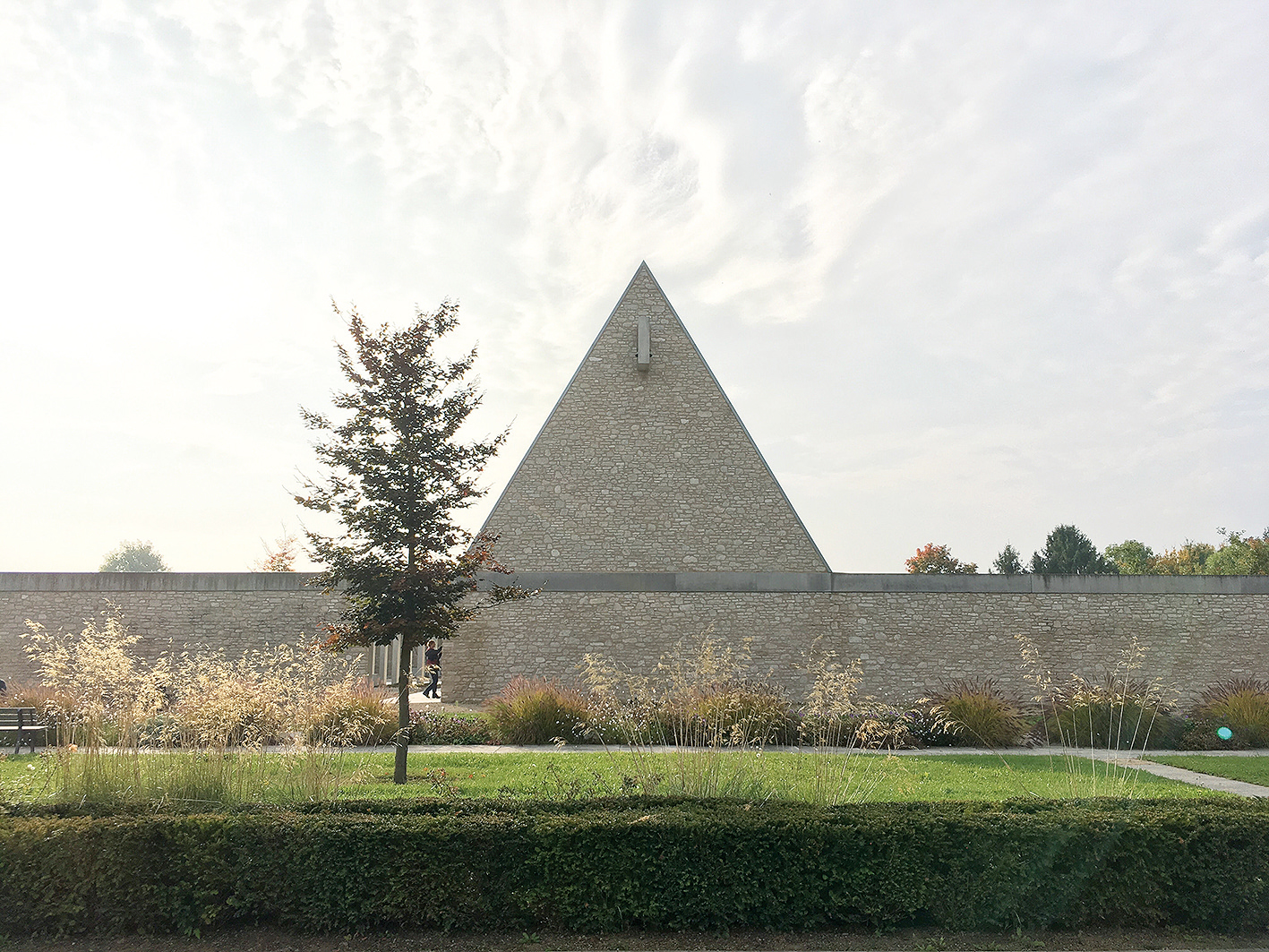 Cintorín v Ingelheime združuje kresťanské, islamské aj židovské hroby. Kvôli blízkosti rieky Rýn sa v ňom pochováva nielen do zeme, ale aj formou kolumbária. (Foto: Ján Vaňura)