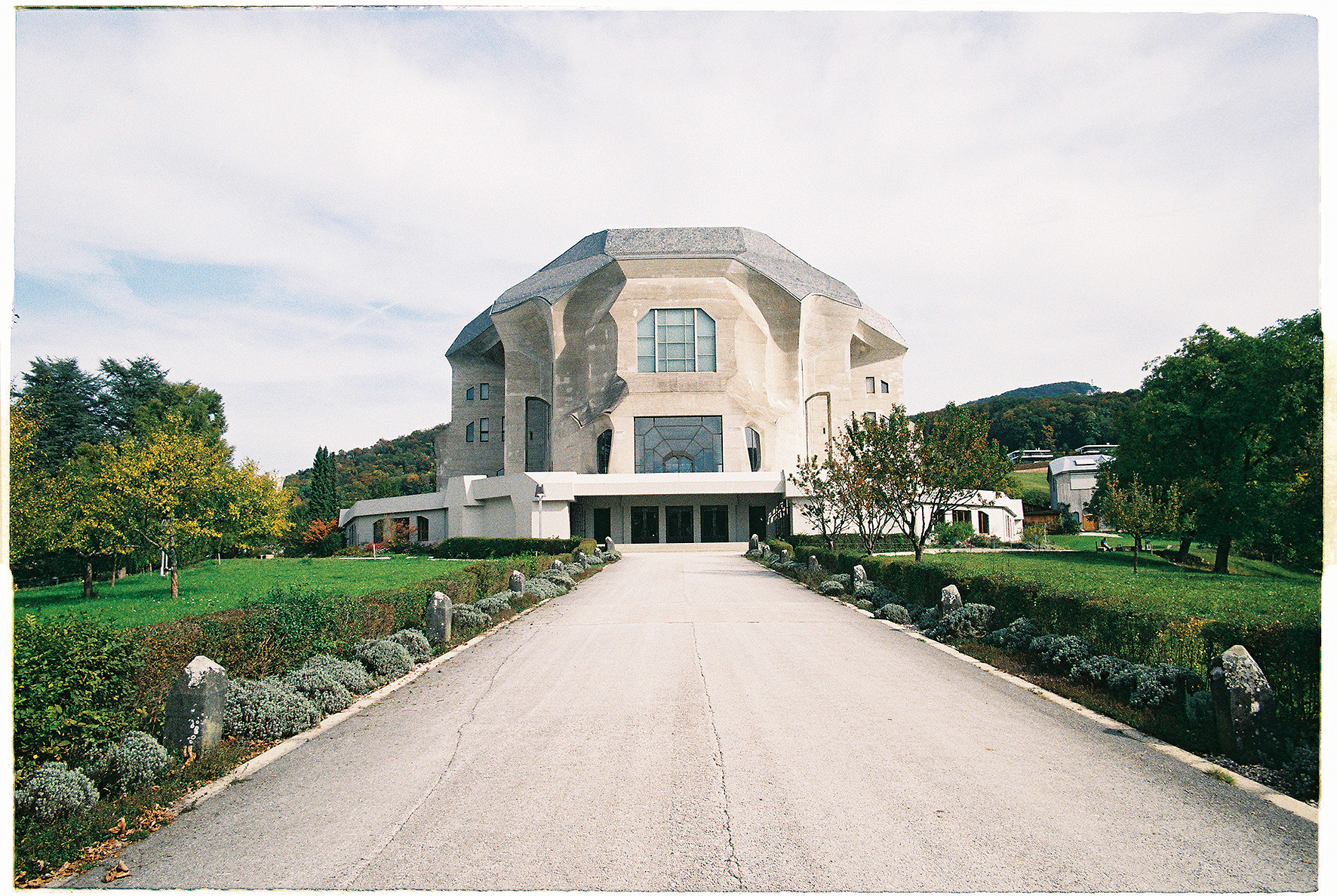 Autorom monumentálneho gesamt­kunstwerku Goetheanum v Dornachu je Rudolf Steiner, ktorý je zároveň zakladateľom antropozofie – učenia pokúšajúceho sa zlúčiť vedu a spiritualitu.(Foto: Marek Peťovský)