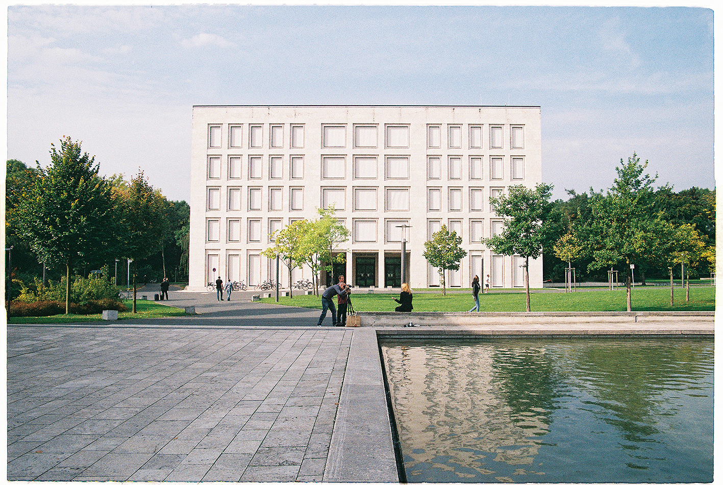 Areál s pôvodnou centrálou neslávne známeho koncernu I. G. Farben dnes poskytuje vzdelanie v jedinečných budovách Goetheho univerzity vysúťažených najmä berlínskymi architektmi. (Foto: Marek Peťovský)