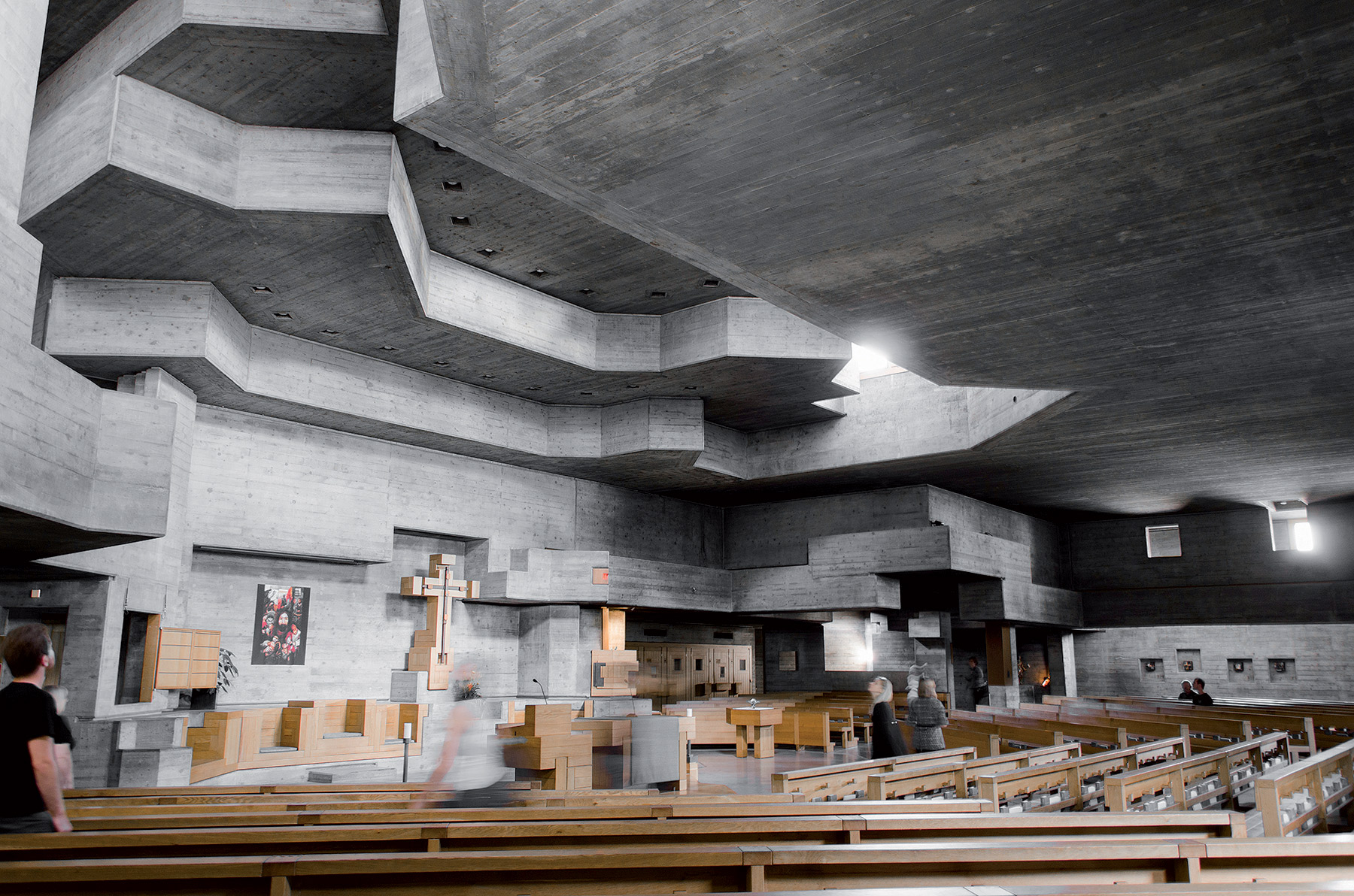 Silný zážitok v nás vyvolal Fördererov brutalistický kostol, ktorý sa vo svojej komplexnosti ani nedal zachytiť na fotografii.