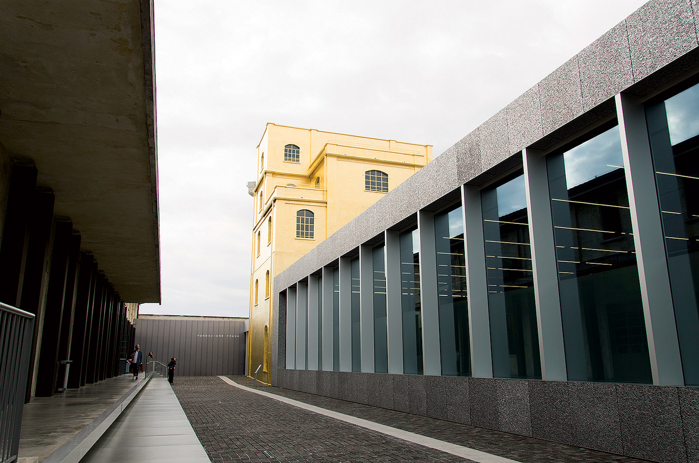 Rem Koolhaas premieňa a dostavuje areál liehovaru z roku 1910 na kultúrno-umeleckú inštitúciu Fondazione Prada.