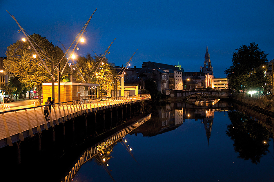 Centrum mesta Cork, Írsko  Večerný pohľad na promenádu