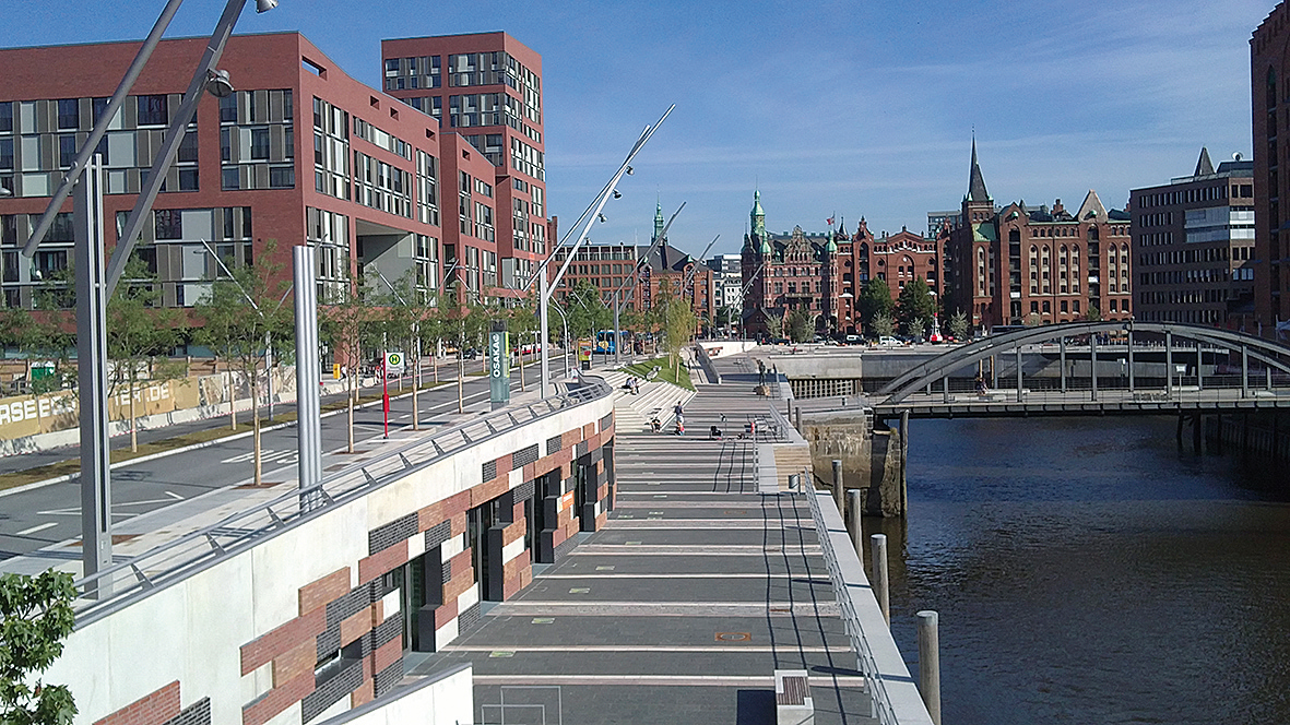 Mestská štvrť Hafencity Hamburg, Nemecko  Projekt prepojenia vysokých protizáplavových brehov s hladinou vody