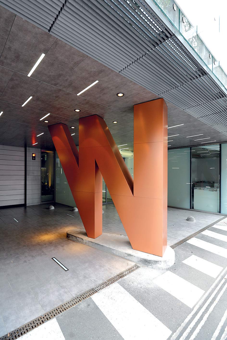 Charakteristické W-éčko pomáha logicky usporiadať vstup do budovy.