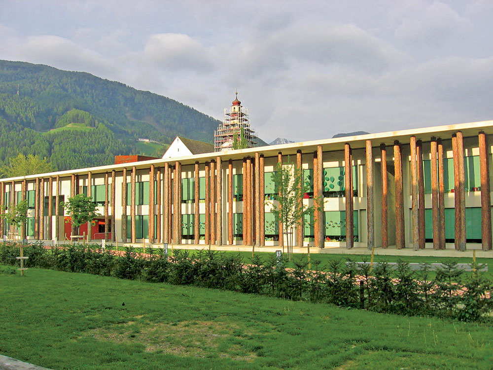 budova zakladnej skoly s drevenym stlporadim 6402 big image