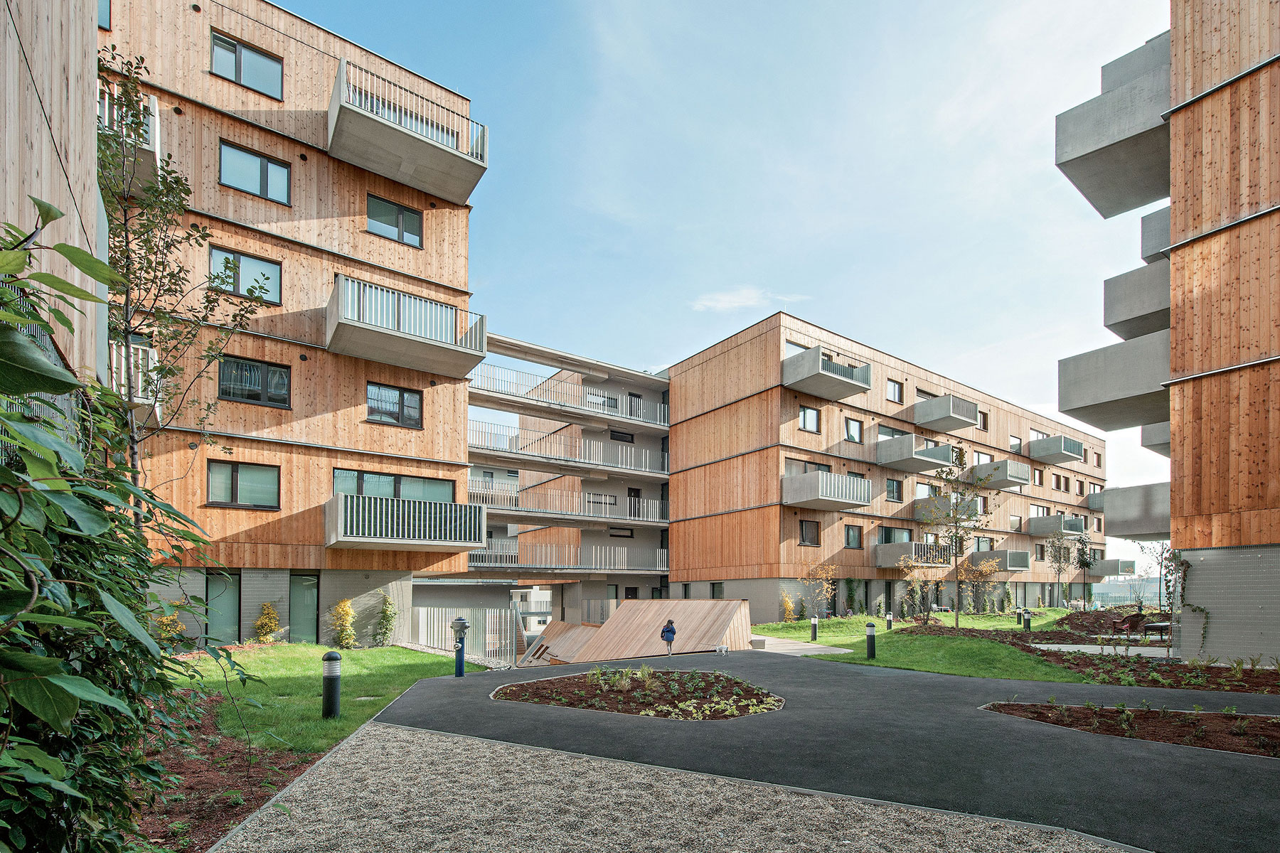 Seestadt Wien-Aspern pripomína množstvo malých drevených domčekov vytvárajúcich jednotlivé apartmány.