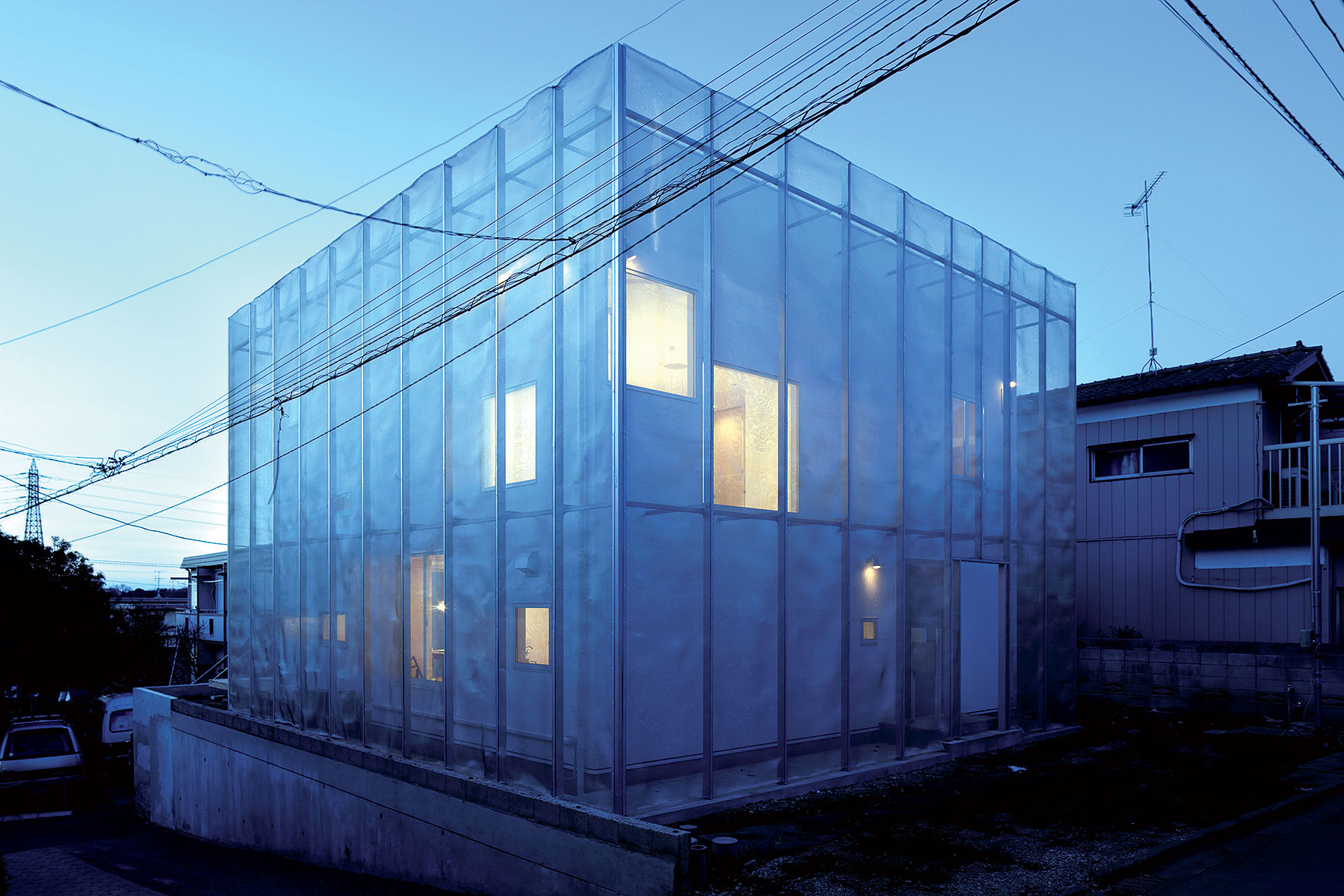 Japonský architekt Fumihiko  Sano pracoval po vysokoškolskom  štúdiu v stavebnej firme oriento- vanej na tradičný japonský štýl.  Tesárske zameranie dnes  využíva vo vlastnom ateliéri Phe- nomenon, ktorý založil pred piatimi  rokmi. Web: www.fumihikosano.jp