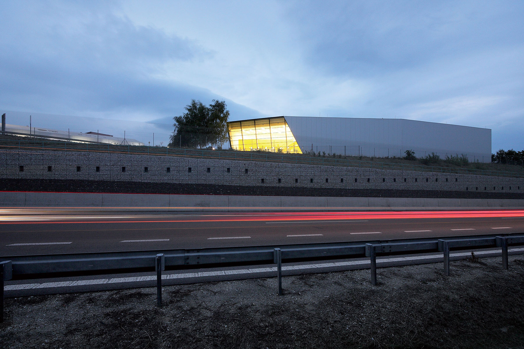 Architektonicky a pocitovo dominuje hale veľká zasklená stena s výhľadom na R1.