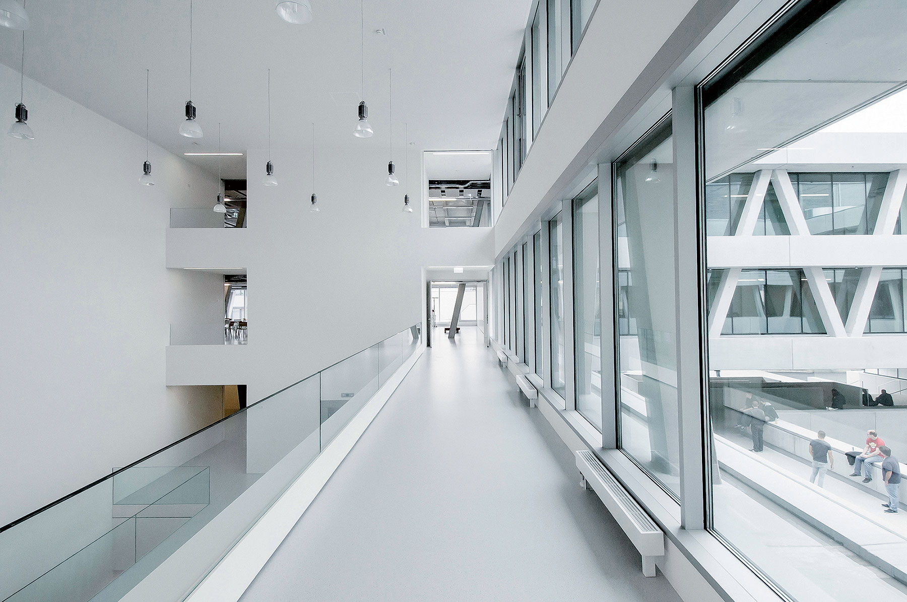 Centrum technológie a dizajnu v St. Pöltene má za sebou vyše pol roka prevádzky, ktorá potvrdila jeho architektonický koncept. Presvedčivo komunikuje navonok a zároveň adekvátne vytvára priestor pre idey a projekty budúcnosti, ktoré sa rodia v jeho vnútri.