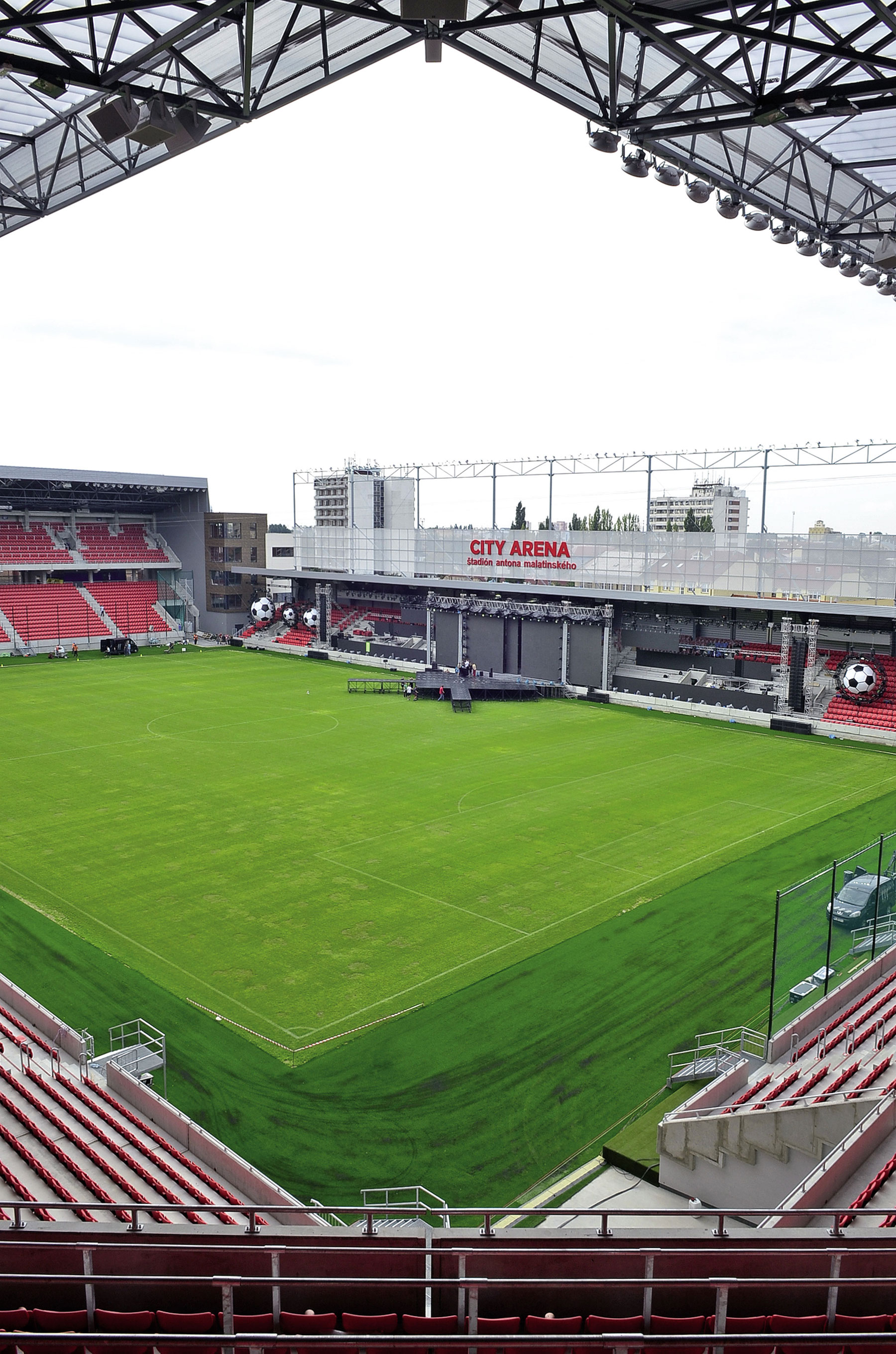 Futbalový štadión nemá v slovenských pomeroch obdobu a nadlho zostane neprekonaným stropom úrovne.