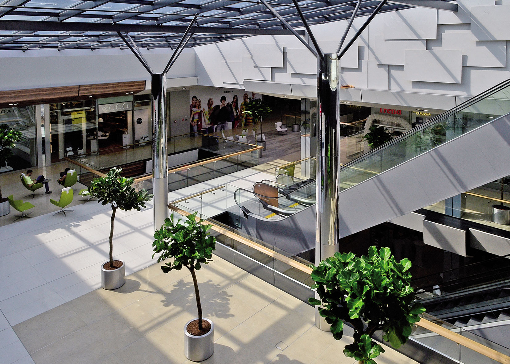 V nákupnom centre je na dvoch podlažiach mix obchodných priestorov.