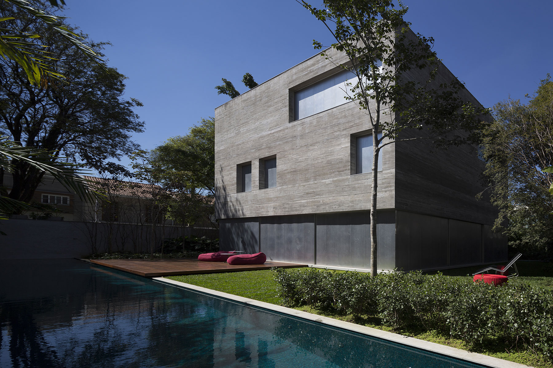 Cube House je dom s perfektným kubickým tvarom. Na jeho realizáciu sa použili surové materiály ako betón a perforované kovové platne.
