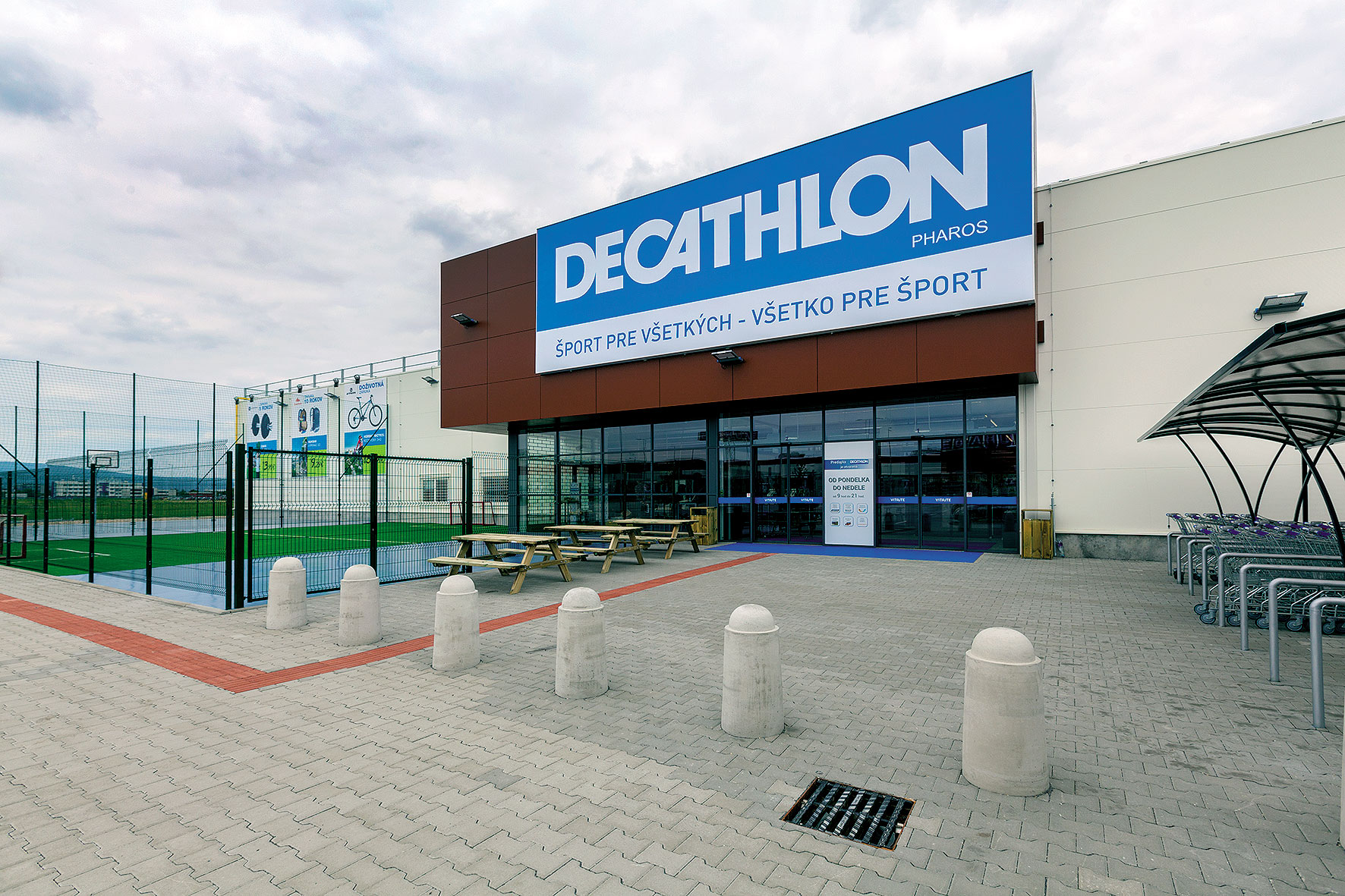 Decathlon nielen predáva medzinárodné športové značky, ale aj vyvíja a vyrába vlastné značky.