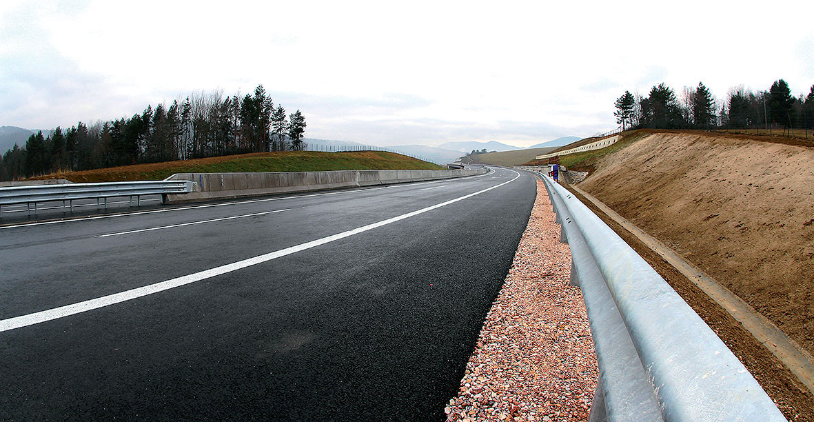 Úsek diaľnice D1 Fričovce – Svinia: dvojetážový zárubný múr SO 221-00