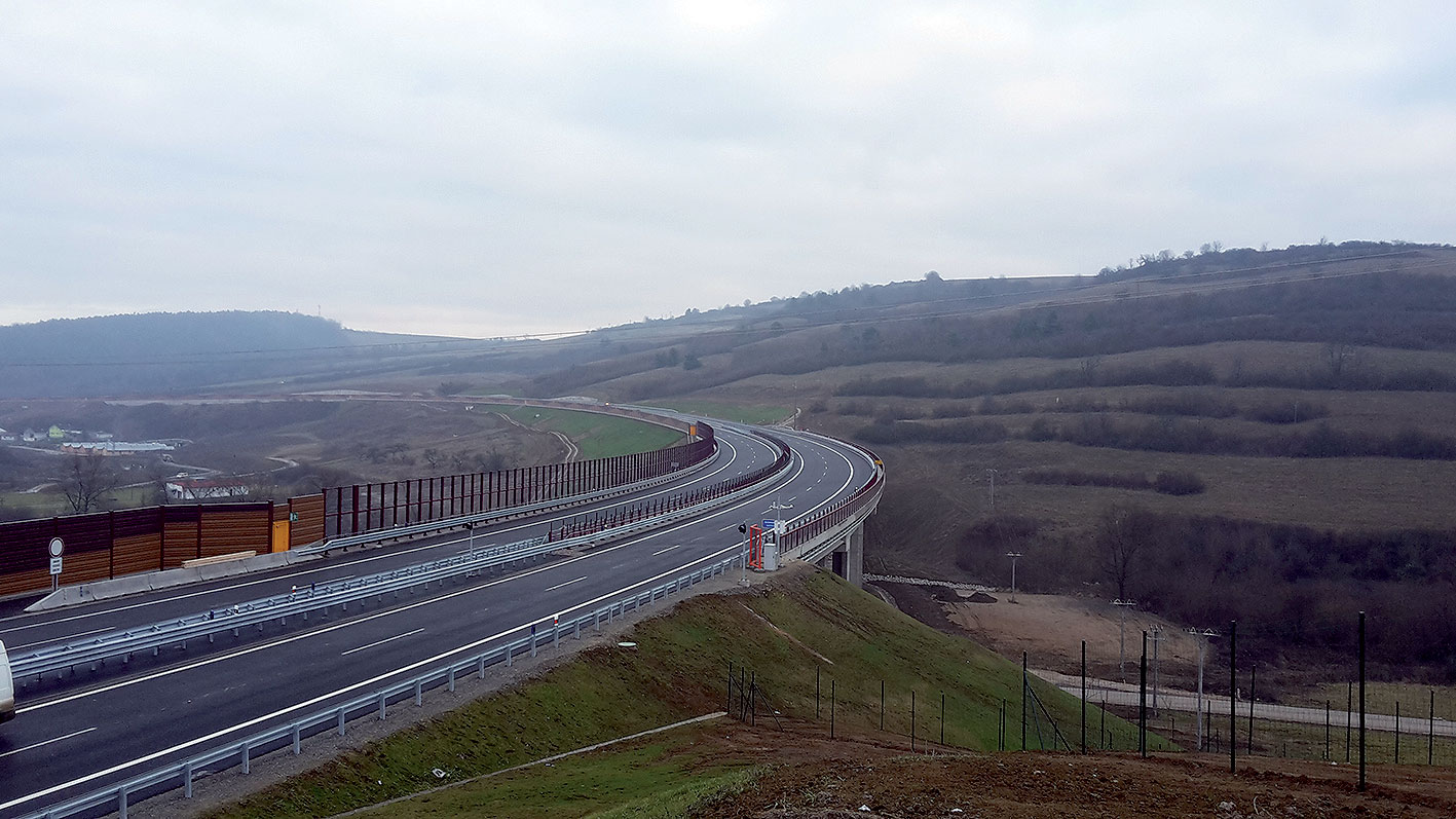 Úsek diaľnice D1 Fričovce – Svinia: sedempoľový most SO 211-00. Na obrázku možno vidieť aj rozsiahlu protihlukovú stenu SO 300-00 s dĺžkou 3 183 m.
