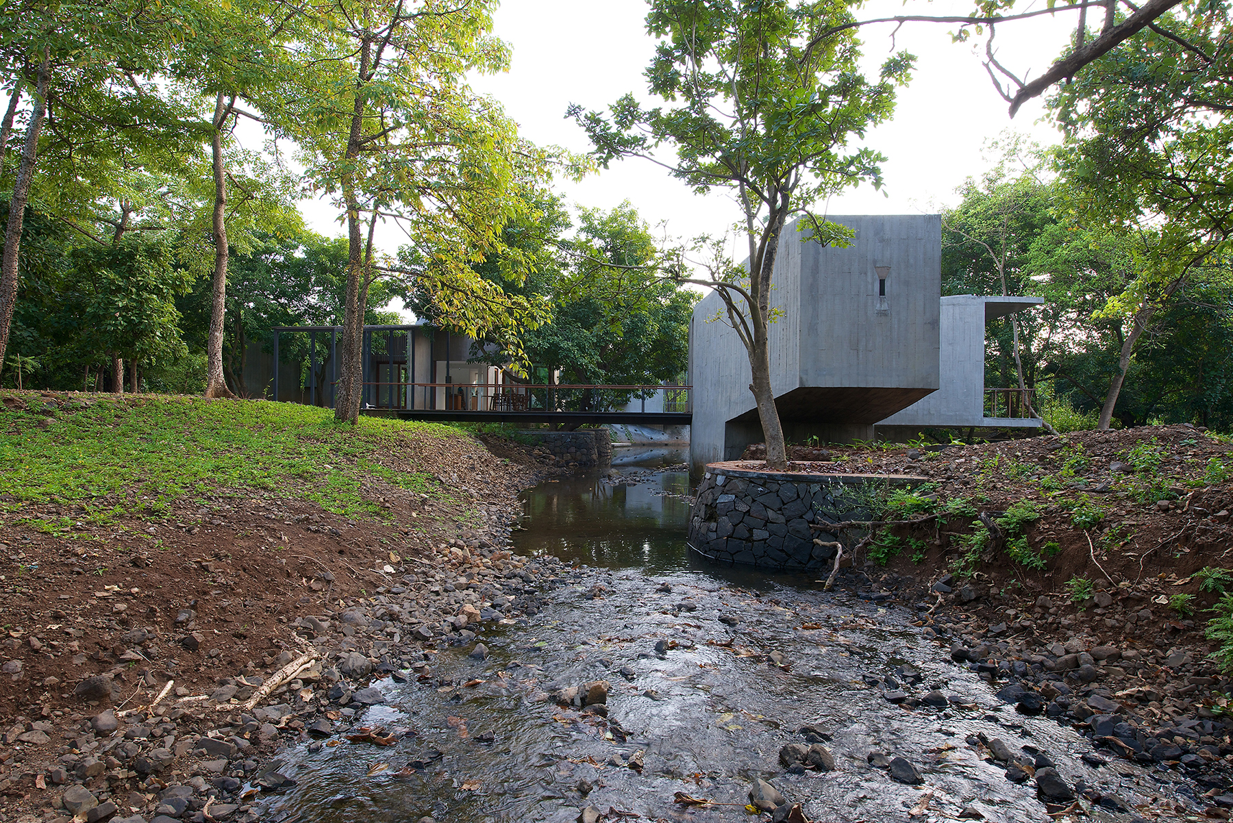 Architecture BRIO House on a Stream 01 Running Stream