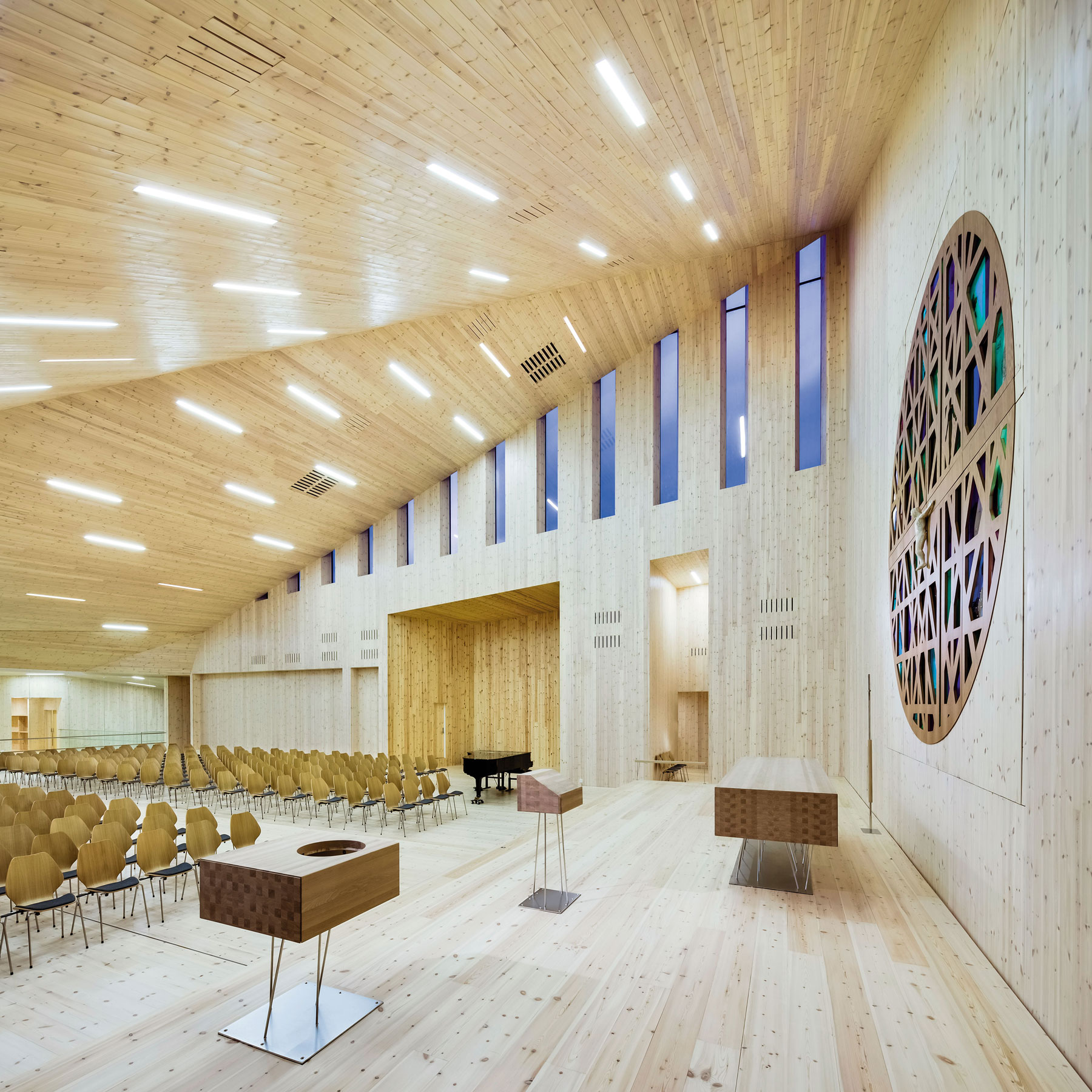 Interiér kostola je seversky minimalistický.