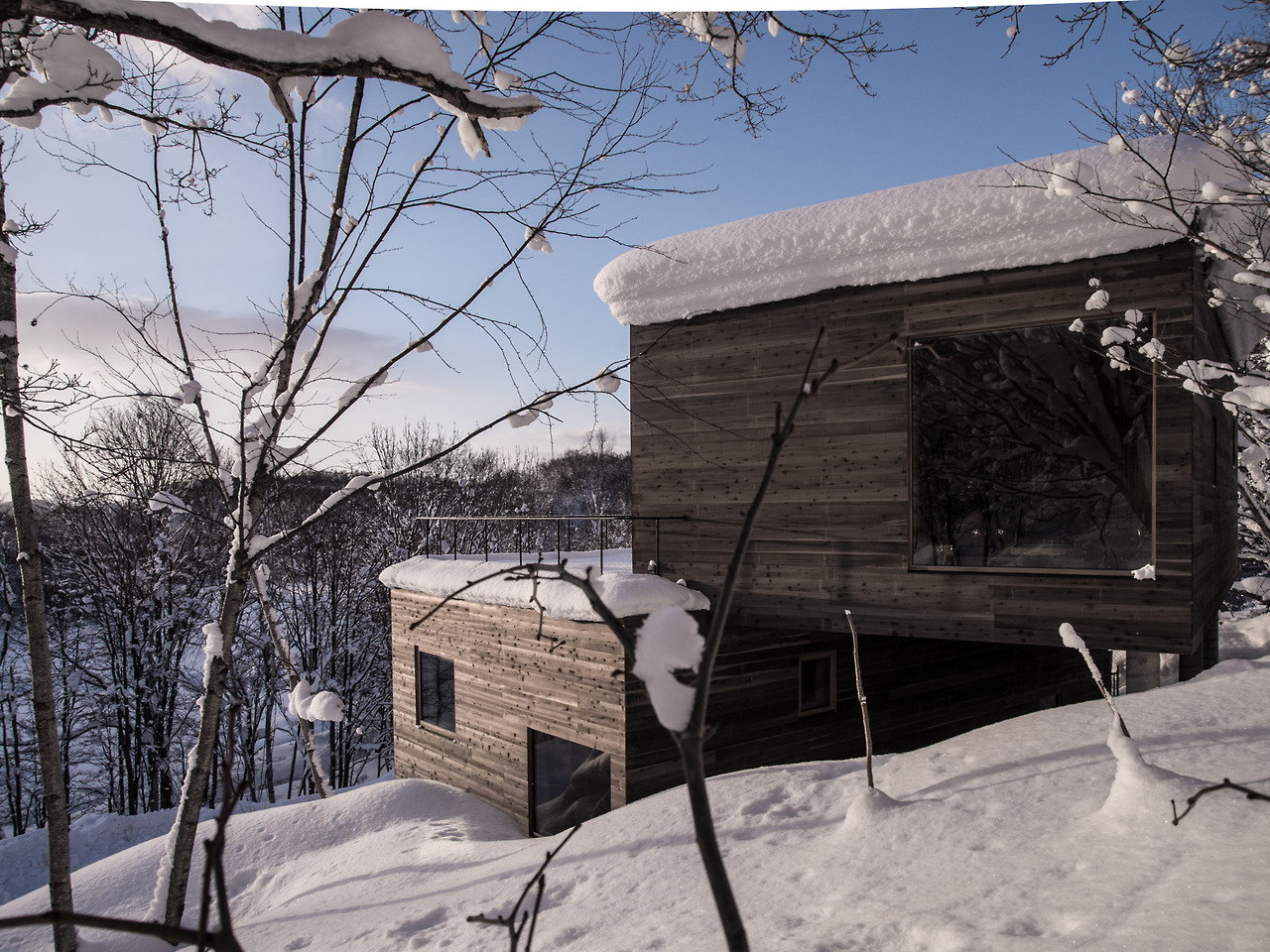 Architektonický výraz domu je jednoduchý a jednoduchosti je podradený aj interiér.