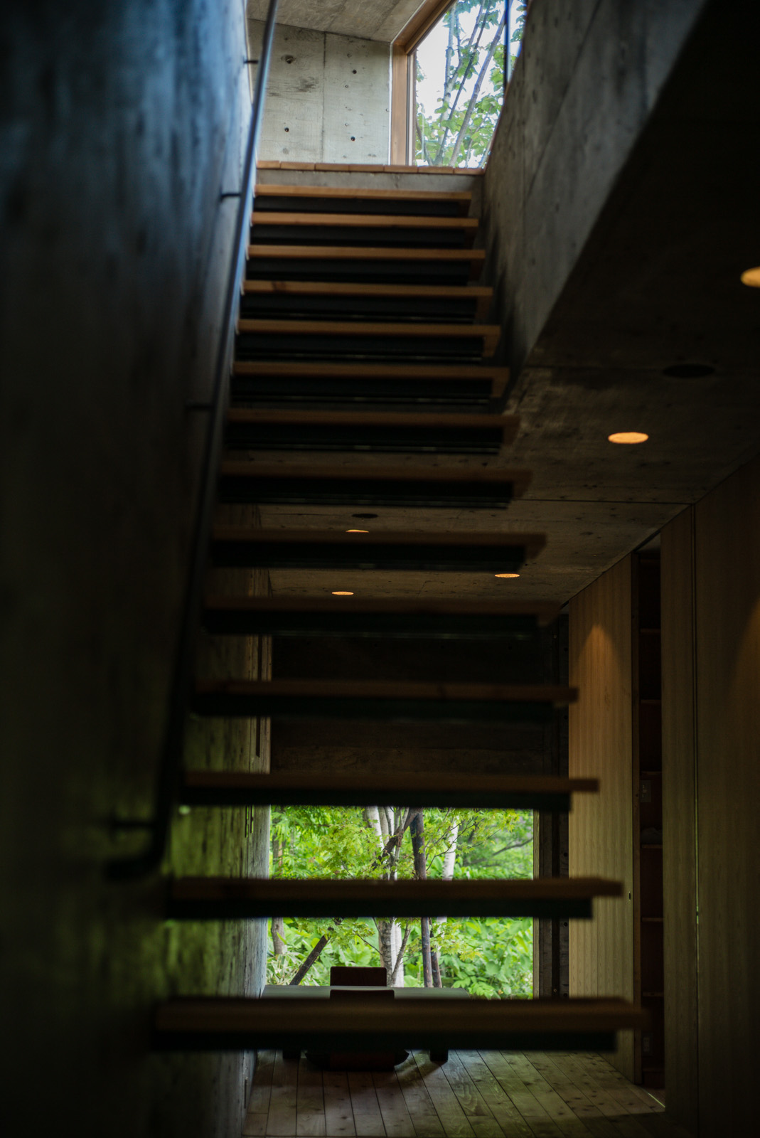 Denná zóna sa nachádza na poschodí, do ktorého vedie oceľové schodisko s drevenými nástupnicami, ktoré architekti uprednostnili pred plným železobetónovým, čím sa priestor prevzdušnil.