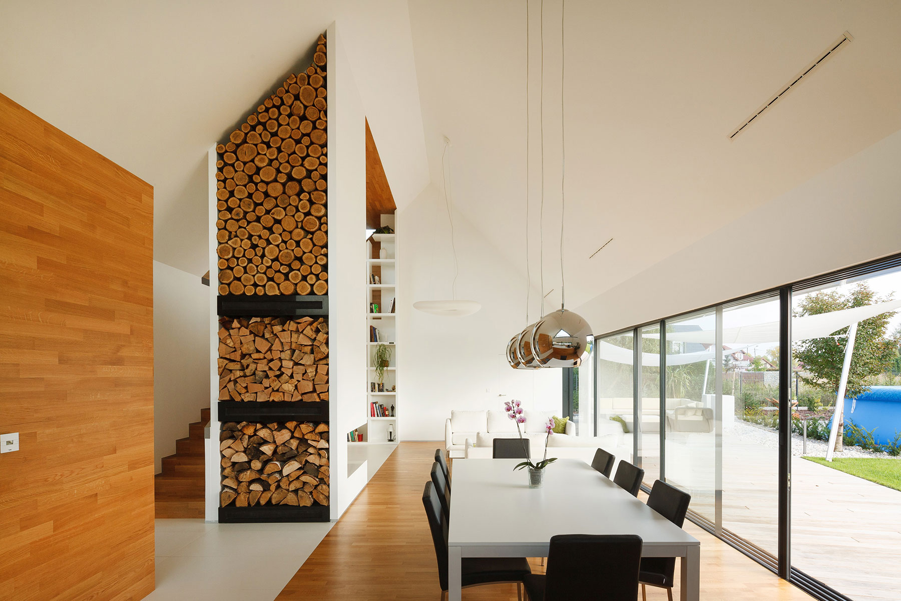 Interiéru dominujú dve farby a minimalistické zariadenie, ktoré sú v kontraste s chladnou fasádou.