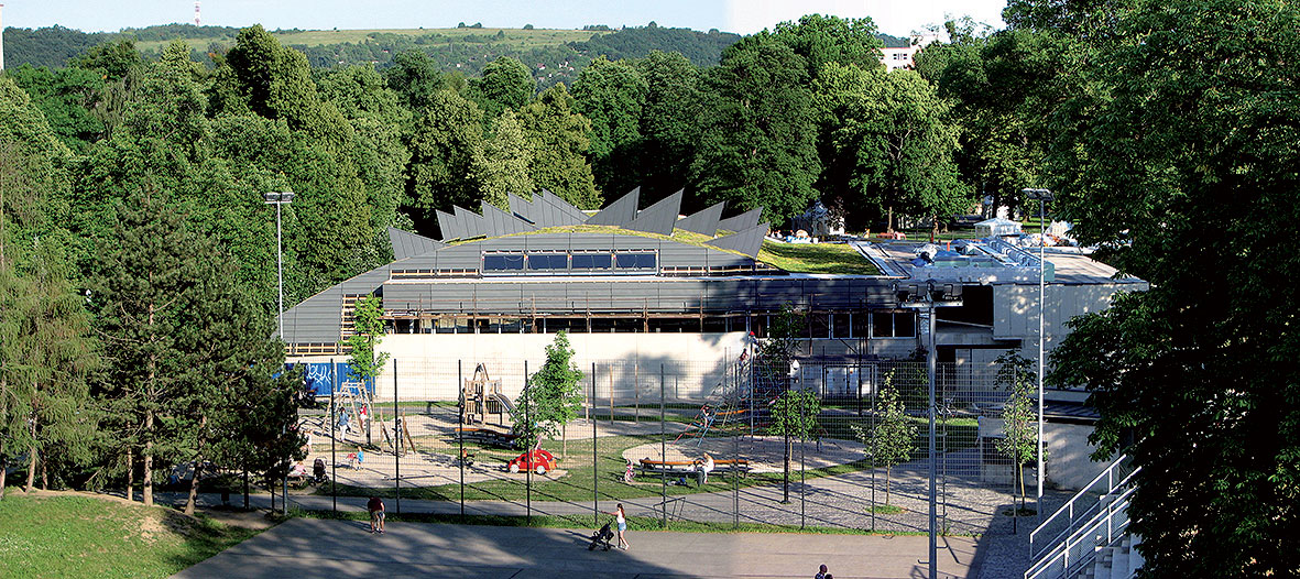 Mestský park  Prepájacím prvkom kúpaliska a Mestského parku je veľmi obľúbené detské ihrisko.