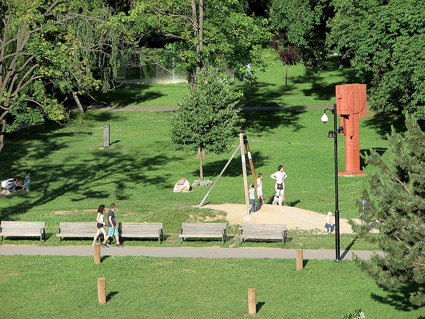 Mestský park  Ihriská, výtvarné diela a intenzívna zeleň prispeli k atraktivite verejného mestského priestoru.