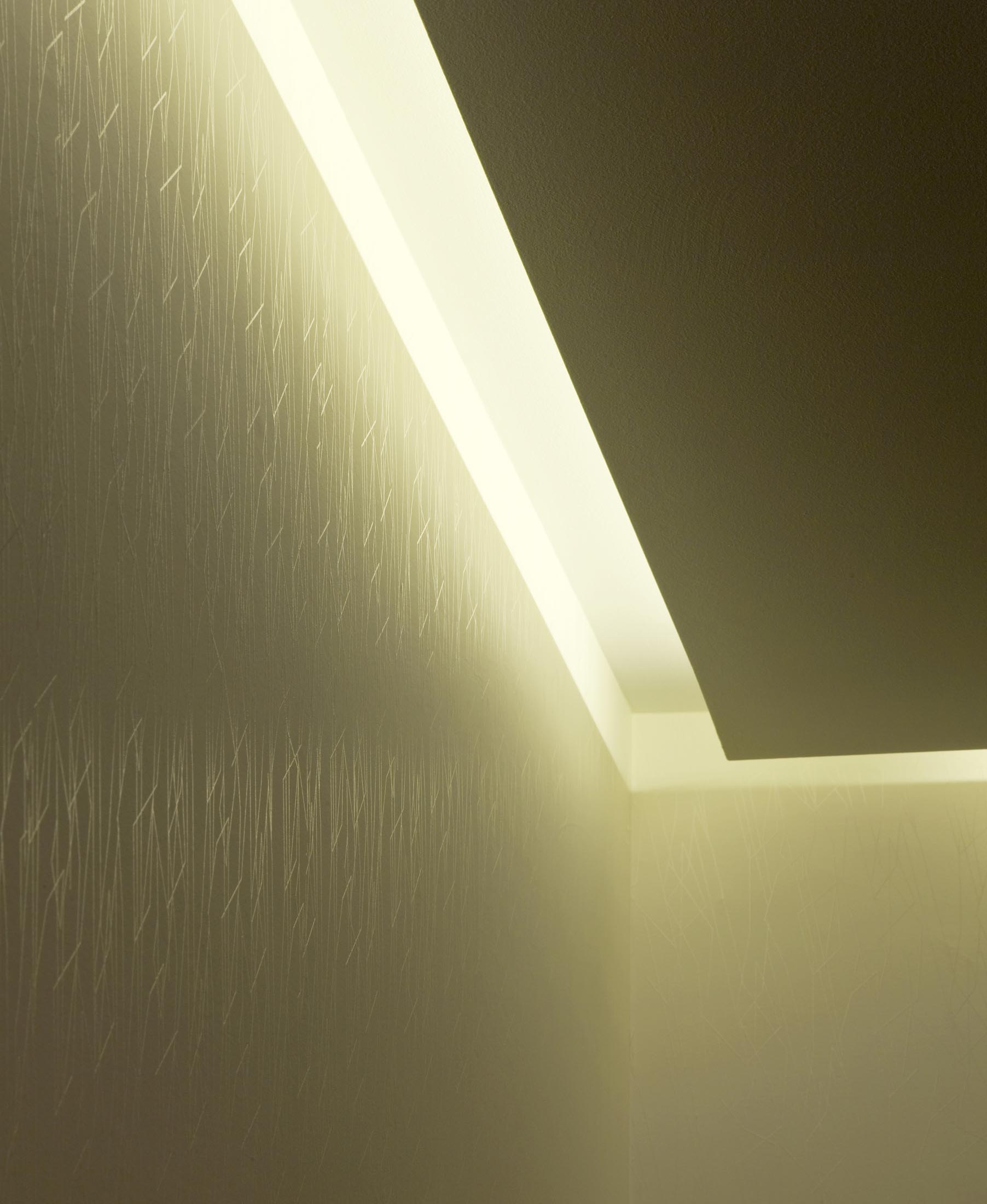 Zaujímavým prvkom obývačky je riešenie podhľadu a osvetlenia.