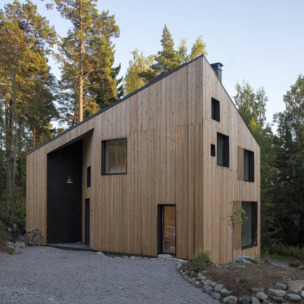 Fínsky dom v lese poteší lezeckou stenou, sieťou i gymnastickými kruhmi - 005_Marc_Goodwin_ORTRAUM_MK5_portrait_1b_up