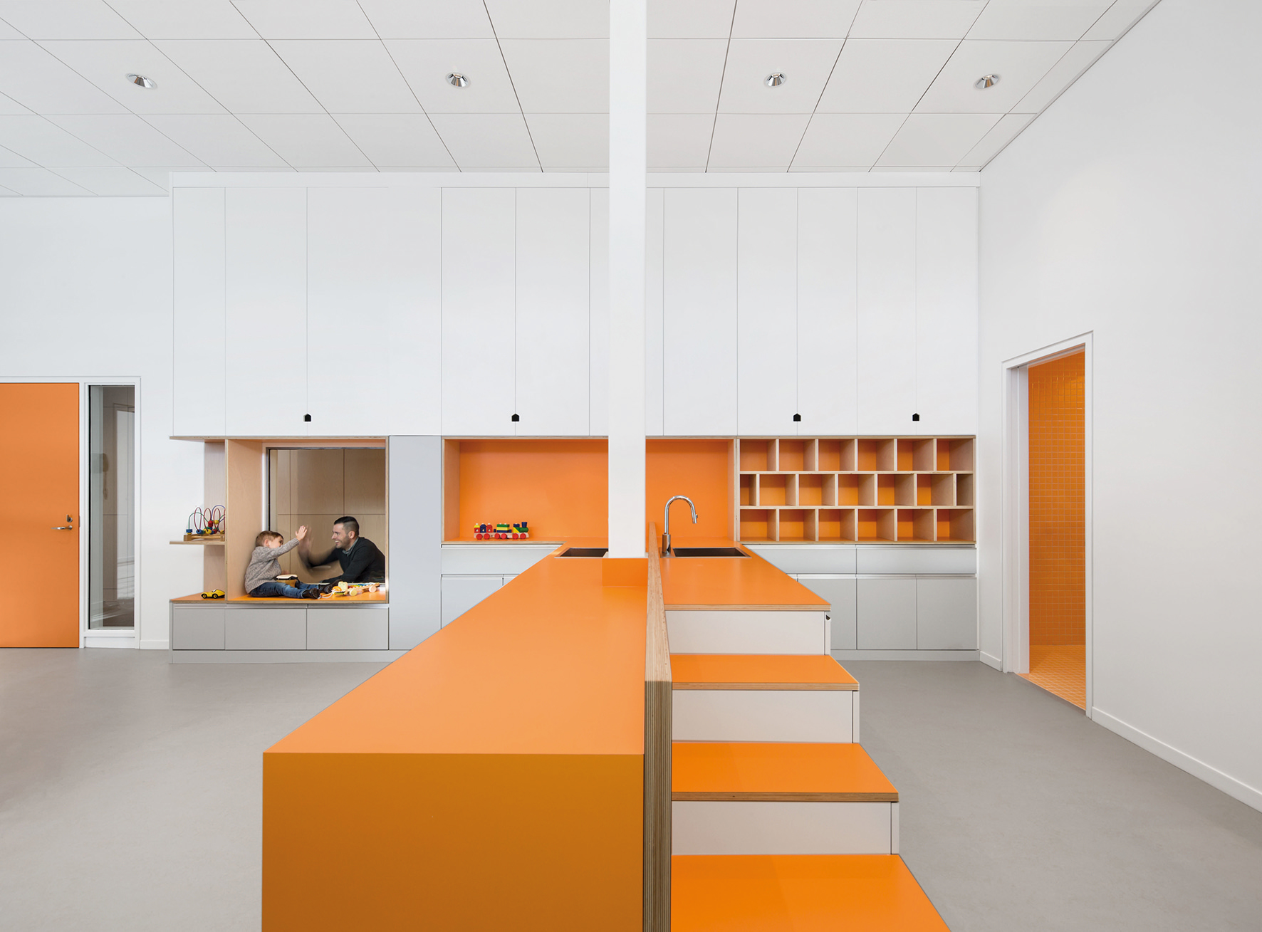 Miestnosť pre deti v oranžových farbách.