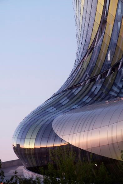 La Cité du Vin: Vysokokvalitné sklo spoločnosti Guardian poskytuje žiarivý vzhľad novému francúzskemu vinárskemu centru.