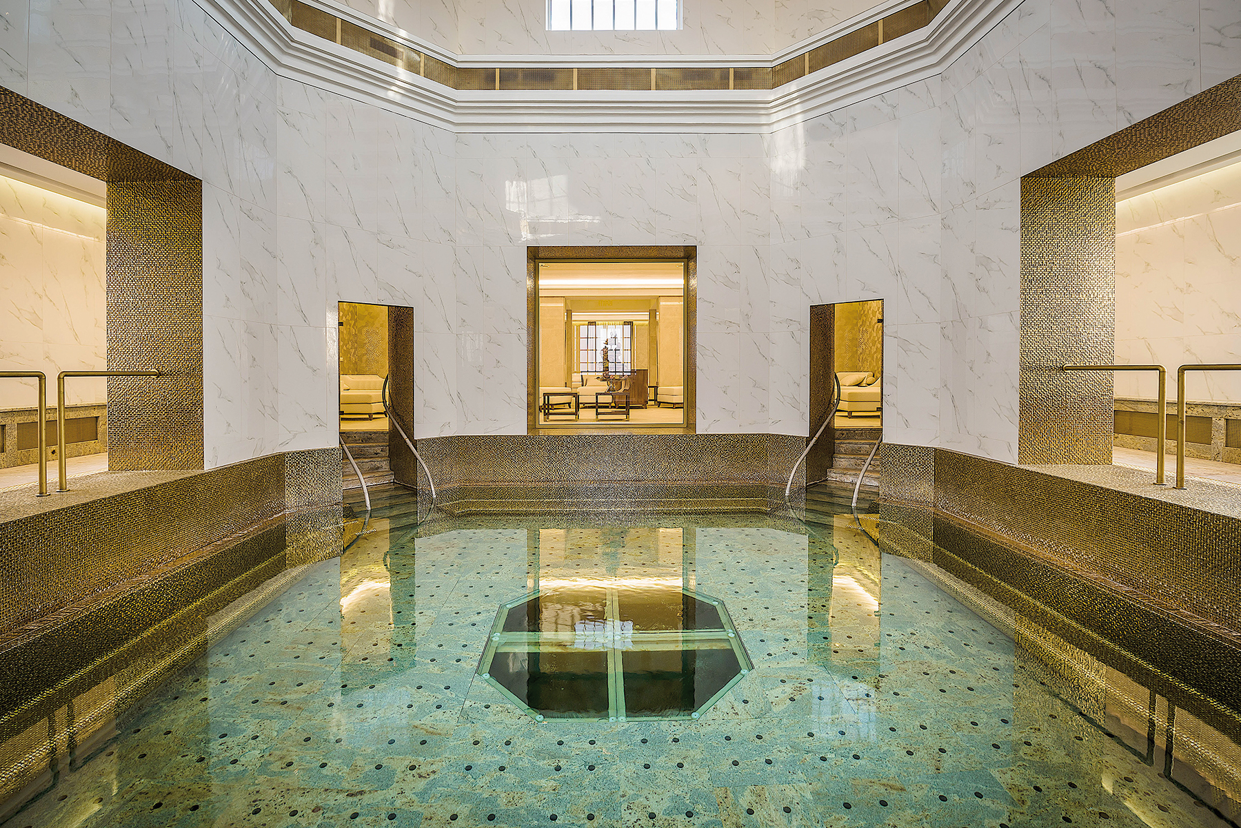Royal Bath (bývalý Modrý kúpeľ) - bazén polygonálneho tvaru so zlatou mozaikou má stále aktívnu piscinu s prirodzeným prietokom termálnej minerálnej liečivej vody.
