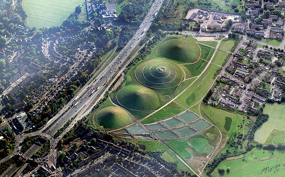 Northala Fields Park, Londýn (2007) Dizajn ikonického parku v Londýne prešiel dvojročným procesom verejnej konzultácie, vďaka ktorej sa oň lokálni obyvatelia aktívne starajú. Inovatívny koncept zabezpečil financovanie parku vďaka využitiu recyklovaného odpadu.