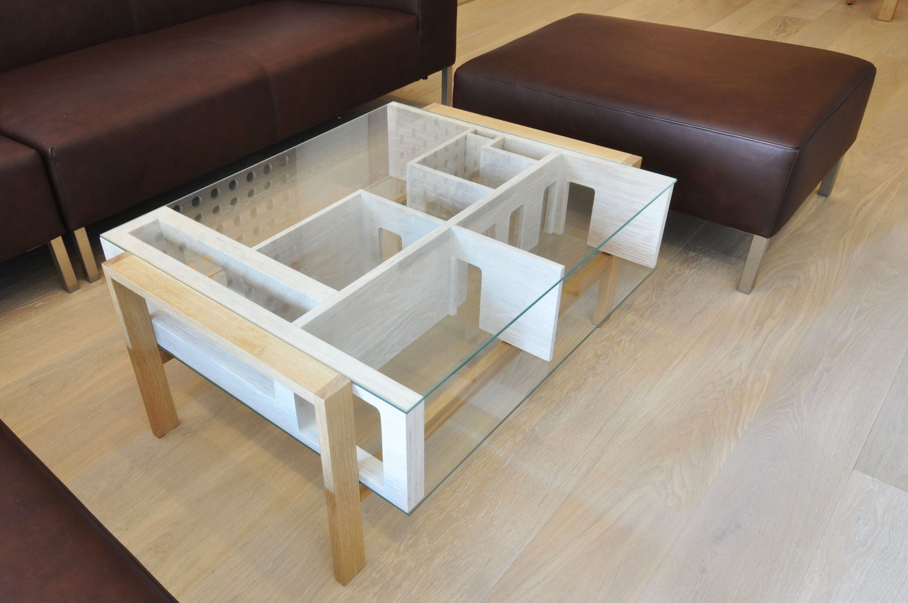 Konferenčný stolík je 3D modelom bytu, takže si môžete odložiť časopis alebo diaľkový ovládač do jedálne alebo detskej izby, prípadne na lodžiu.