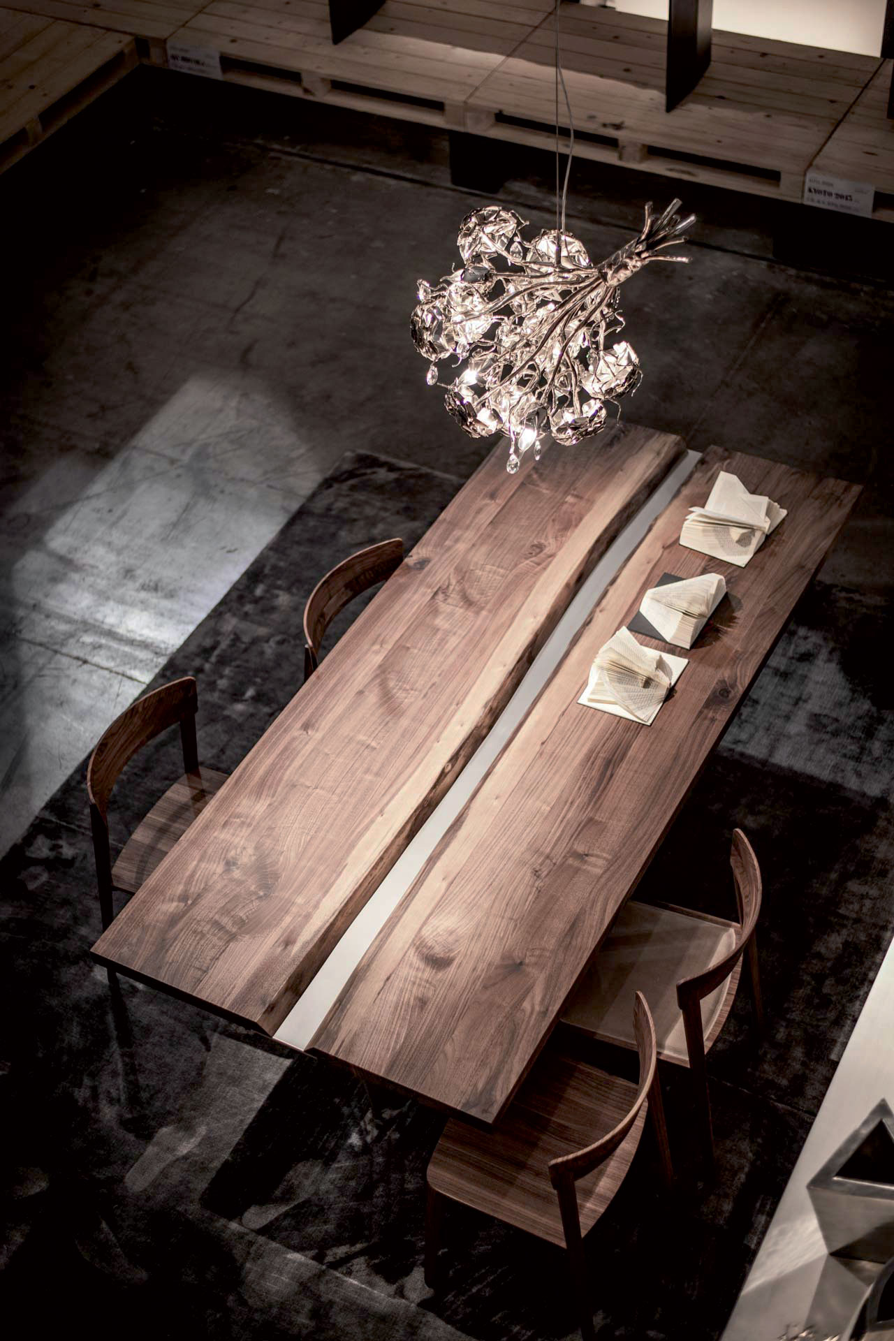 Stolovanie nad letokruhmi Takúto pohodu umožňuje stôl Rialto navrhnutý Giulianom a Gabriele Cappellettiovcami. Jeho 5 cm hrubá doska je zložená z dvoch kusov dreva, ktoré sú v mieste, kde nie sú opracované, prepojené plechom.   Foto: RIVA 1920