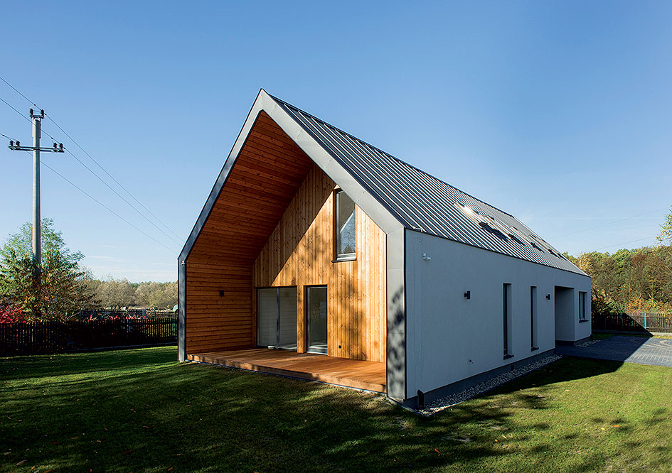 Simple House (2012)  Predstavuje cestu, ako skĺbiť estetické požiadavky a finančné limity poľskej strednej triedy, ktorá potrebuje stále viac individuálnych dizajnových riešení.  Foto: Bartek Warzecha