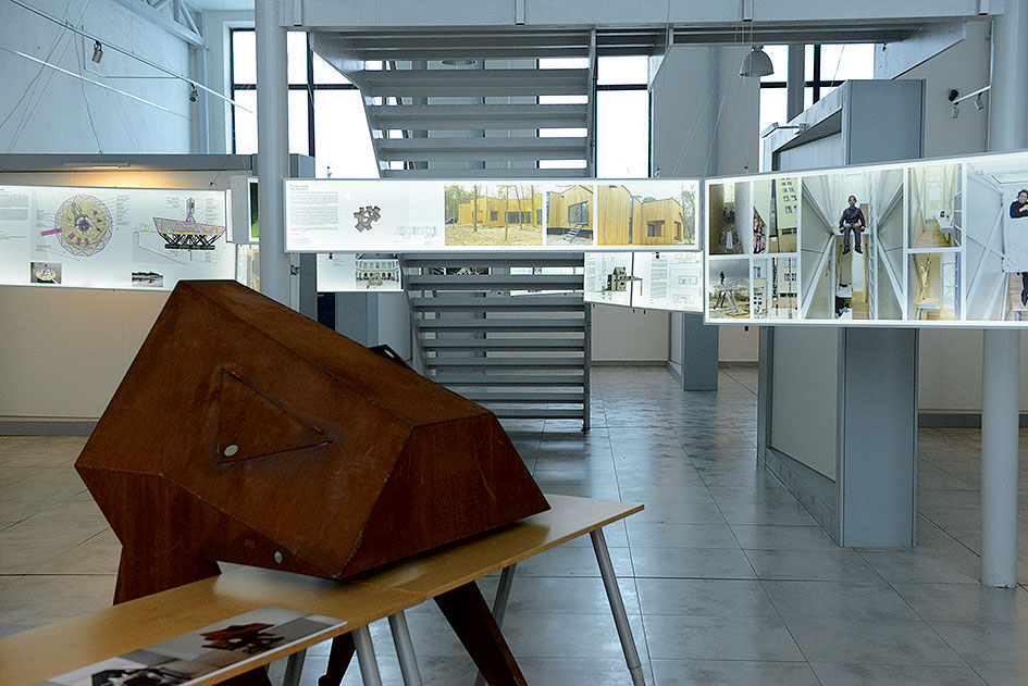 Výstava v Poprade (2016)   Vo februári 2016 bola v Tatranskej galérii v Poprade sprístupnená putovná výstava Jakuba Szczęsného, ktorá mala zastávku aj v Centre súčasného umenia DOX v Prahe.  Foto: peter procházka