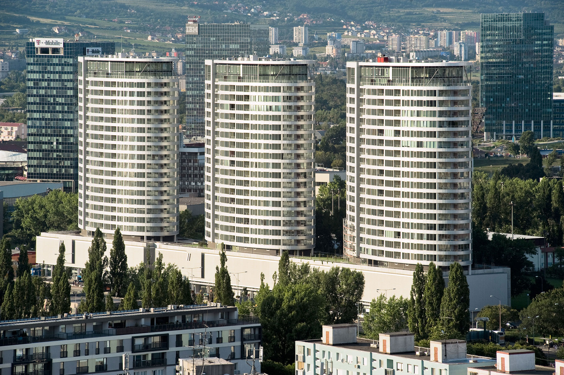 III Veže (2006 – 2009) Rezidenčný projekt sa nachádza v Bratislave – v časti Nové Mesto je jedným z výrazných architektonických diel, ktoré tvoria modernú a súčasnú tvár Bratislavy.