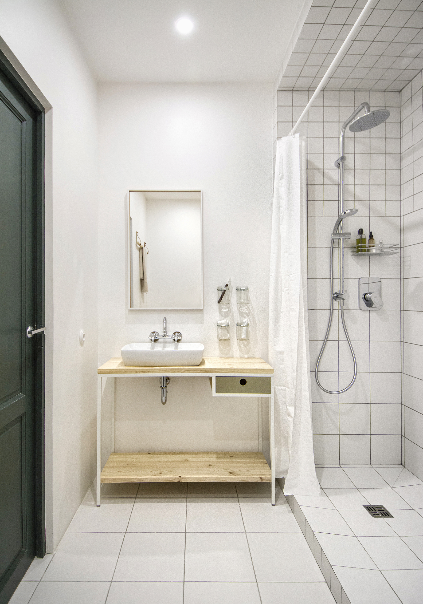 Stolík pod umývadlom v kúpeľni je vyrobený z rámu stola pod laptop VITSH a borovicových nábytkových dosiek.