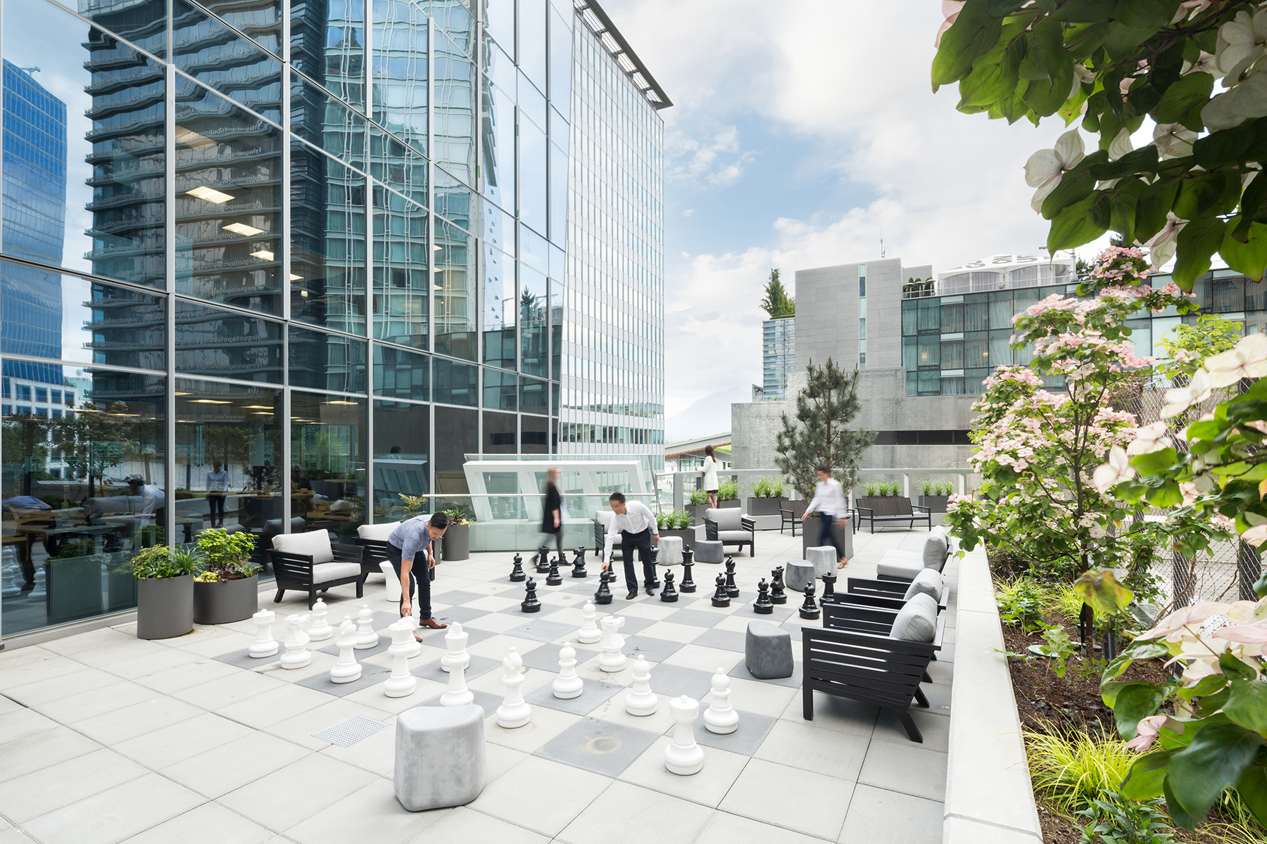 Na priestrannej terase možno hrať obrí šach.